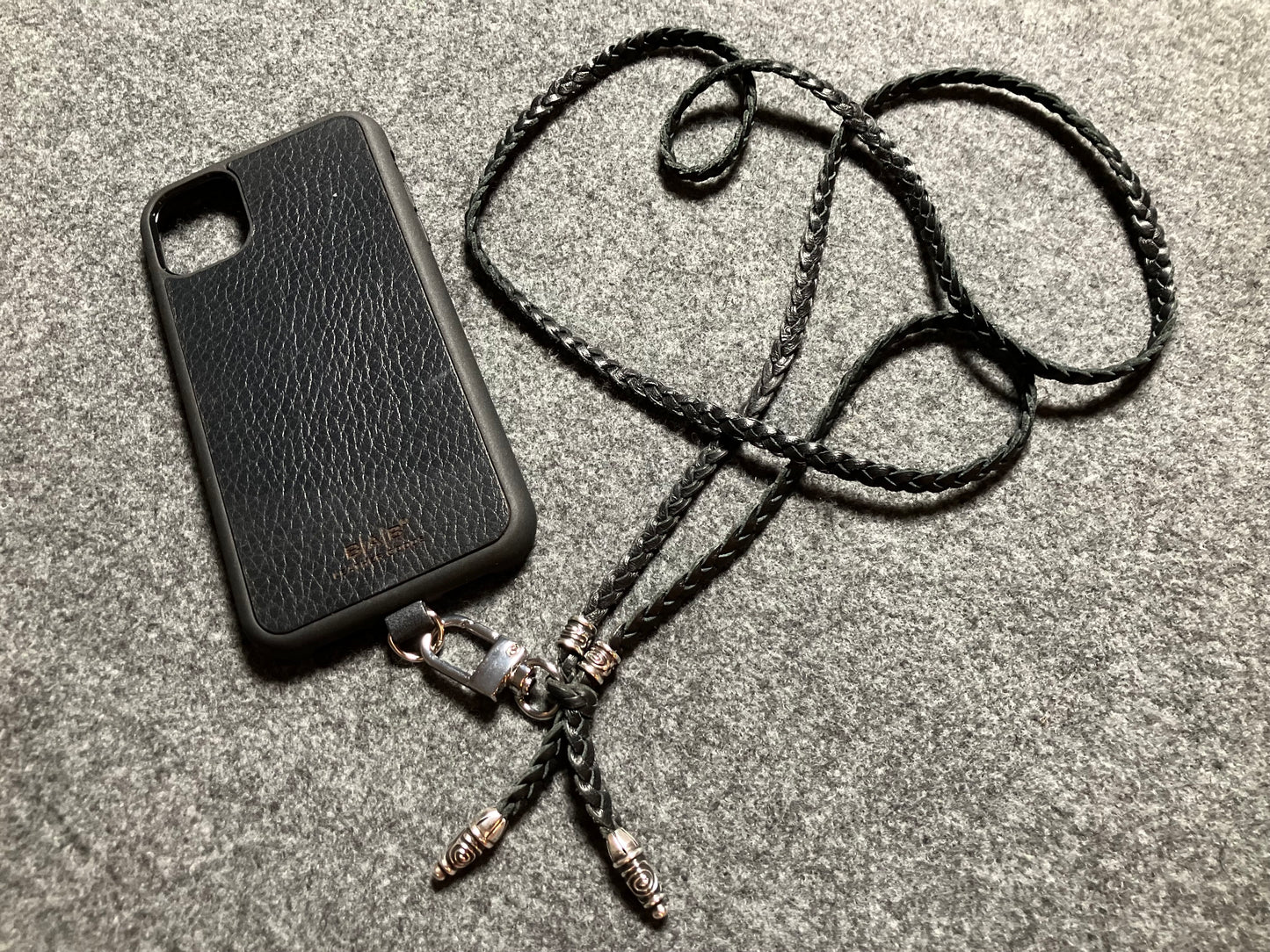 Capa/Suporte para iPhone de Couro Genuíno Flor Integral cortados e gravados a laser/microfibra. 2 Terminais Espirais e 2 Pinos Espirais, todos feitos de Prata 925 & Crossbody/Colar/Pulseira com três fios duplos trançados à mão, Marrom ou Preto.- KC43i
