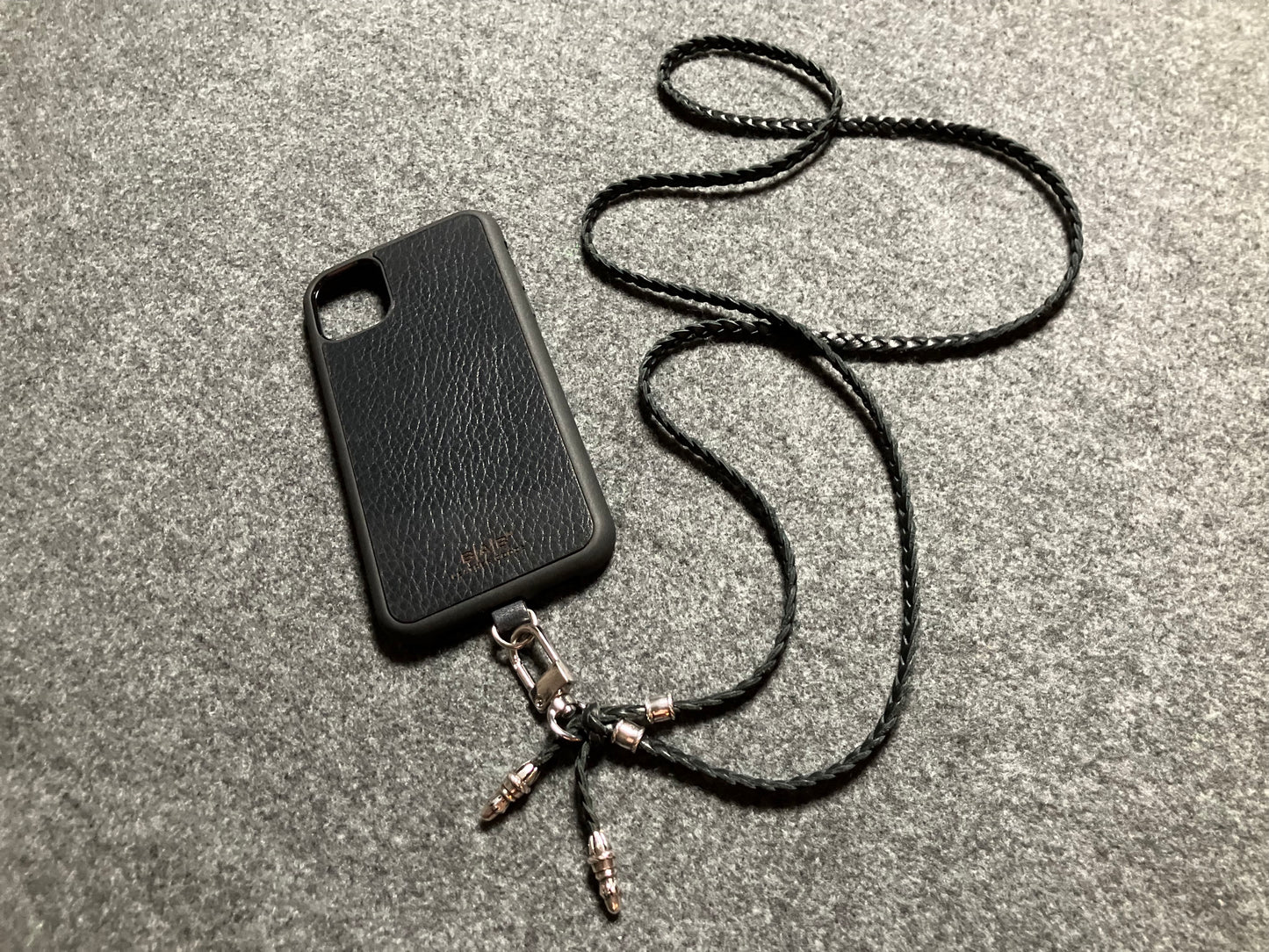 Capa/Suporte para iPhone de Couro Genuíno Flor Integral/microfibra. 2 Terminais de Corda e 2 Pinos de Corda, todos feitos de Prata Esterlina 925 & Crossbody/Colar/Pulseira de Couro com três fios duplos trançados à mão, Marrom ou Preto.- KC42i