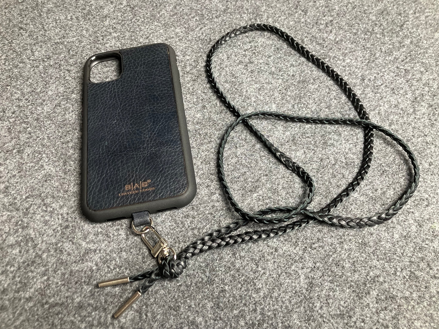 Θήκη από Γνήσιο Δέρμα Oλικής άλεσης για iPhone/μικροϊνα & Χιαστί/Κολιέ/Βραχιόλι Γνήσιο Δέρμα με 3 διπλών κλώνων πλεκτά στο χέρι, μισό Φεγγάρι και ένα περιστρεφόμενο Καραμπίνερ και 2 Τερματικά, όλα ασημένια.- KC38i