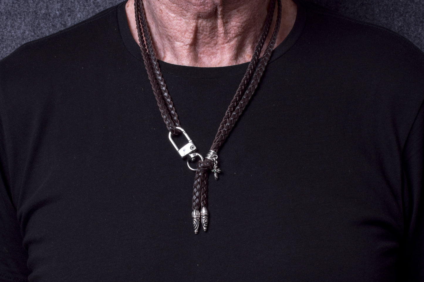 2 Terminais Espirais, 1 Pino em Espiral com Argola e 1 Pingente de Crucifixo com 2 Esmeraldas lapidadas e engastadas à mão, todos de Prata 925 sólida & Crossbody/Colar/Pulseira de Couro com 3 fios duplos trançados à mão, Marrom ou Preto.- CP31