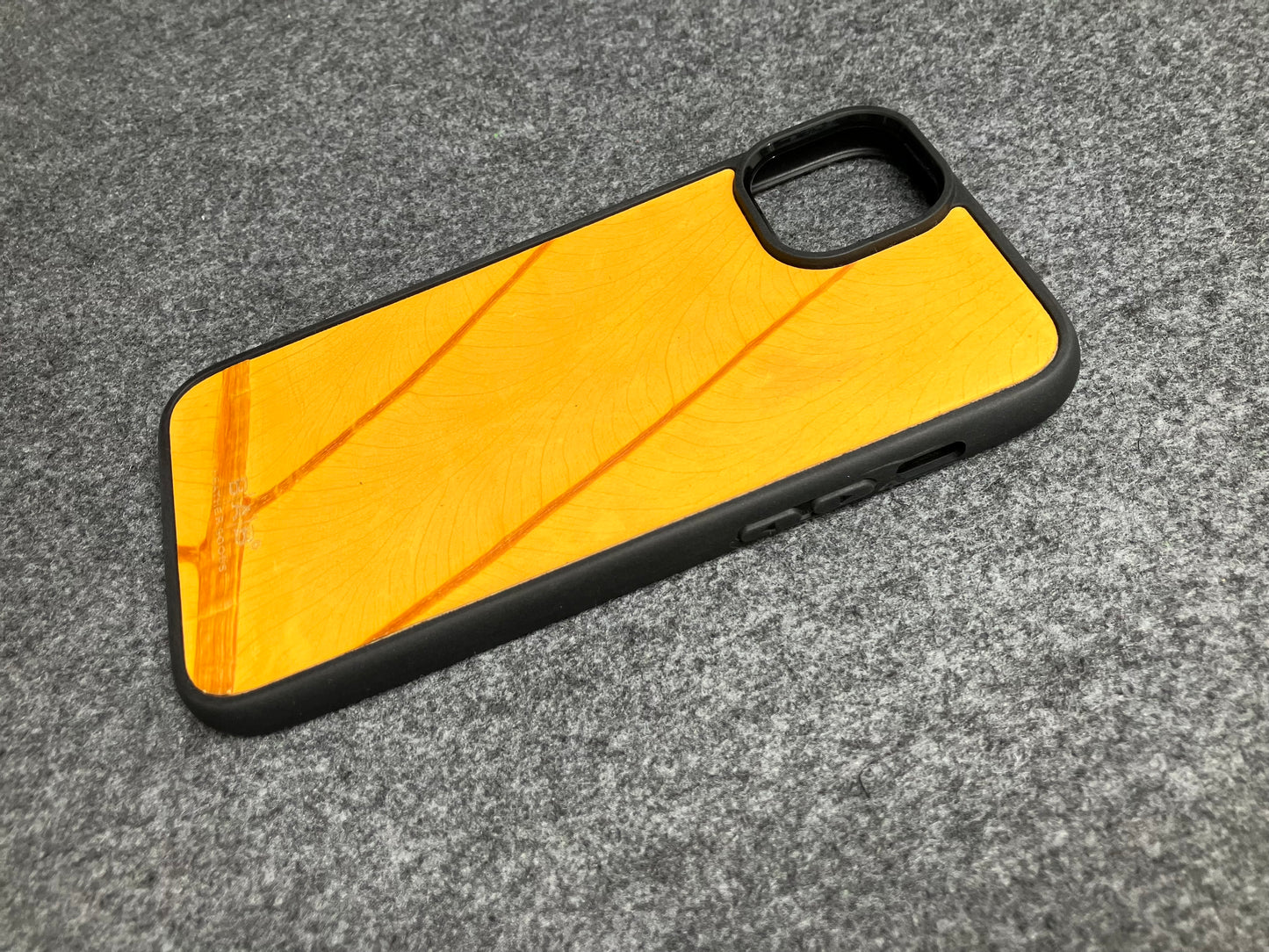 Capa com folha beLEAF® de Alocasia Genuína para iPhone cortada & gravada a laser/microfibra.- 60i