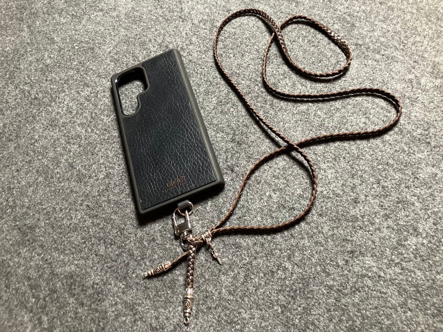 Coque/Support en Cuir Véritable Pleine Fleur tanné végétal Samsung/microfibre. 2 Bornes en Spirale, 1 Épingle en Spirale avec anneau et 1 Pendentif Poignard, Argent 925 & Bandoulière/Collier/Bracelet 3 brins tressés à la main, Marron ou Noir.- KC32S