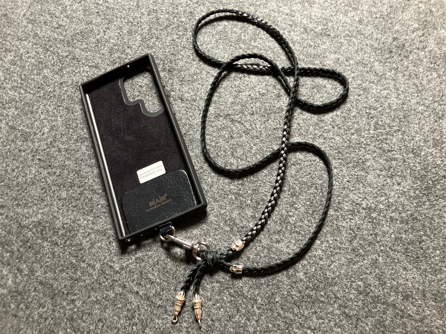 Capa/Suporte de Couro Genuíno Flor Integral para Samsung/microfibra. 2 Terminais de Corda e 2 Caveiras, todos de Prata Esterlina 925 & Crossbody/Colar/Pulseira Couro com 3 fios duplos trançados à mão, Marrom ou Preto.- KC30S