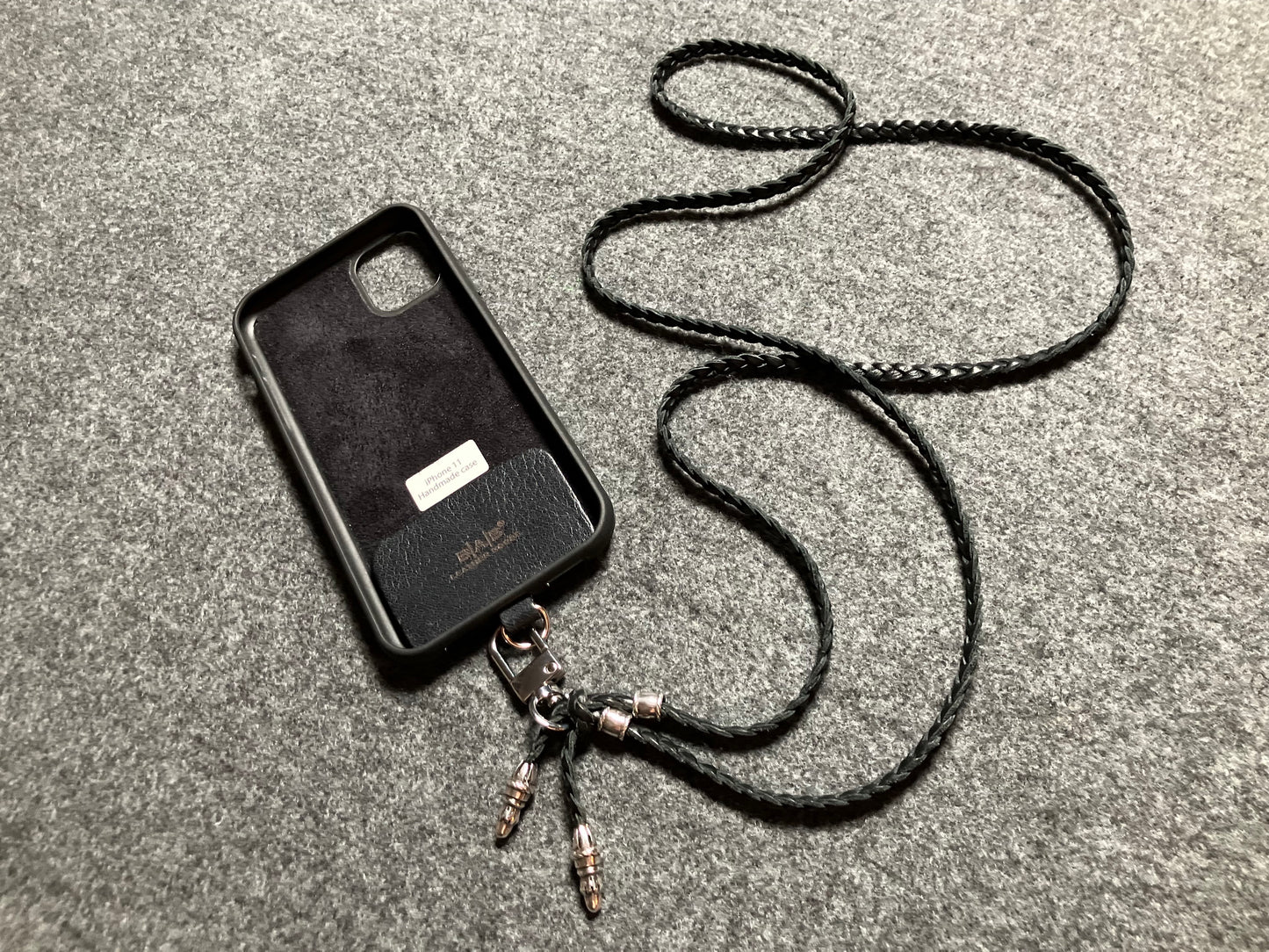 Capa/Suporte para iPhone de Couro Genuíno Flor Integral/microfibra. 2 Terminais de Corda e 2 Pinos de Corda, todos feitos de Prata Esterlina 925 & Crossbody/Colar/Pulseira de Couro com três fios duplos trançados à mão, Marrom ou Preto.- KC42i