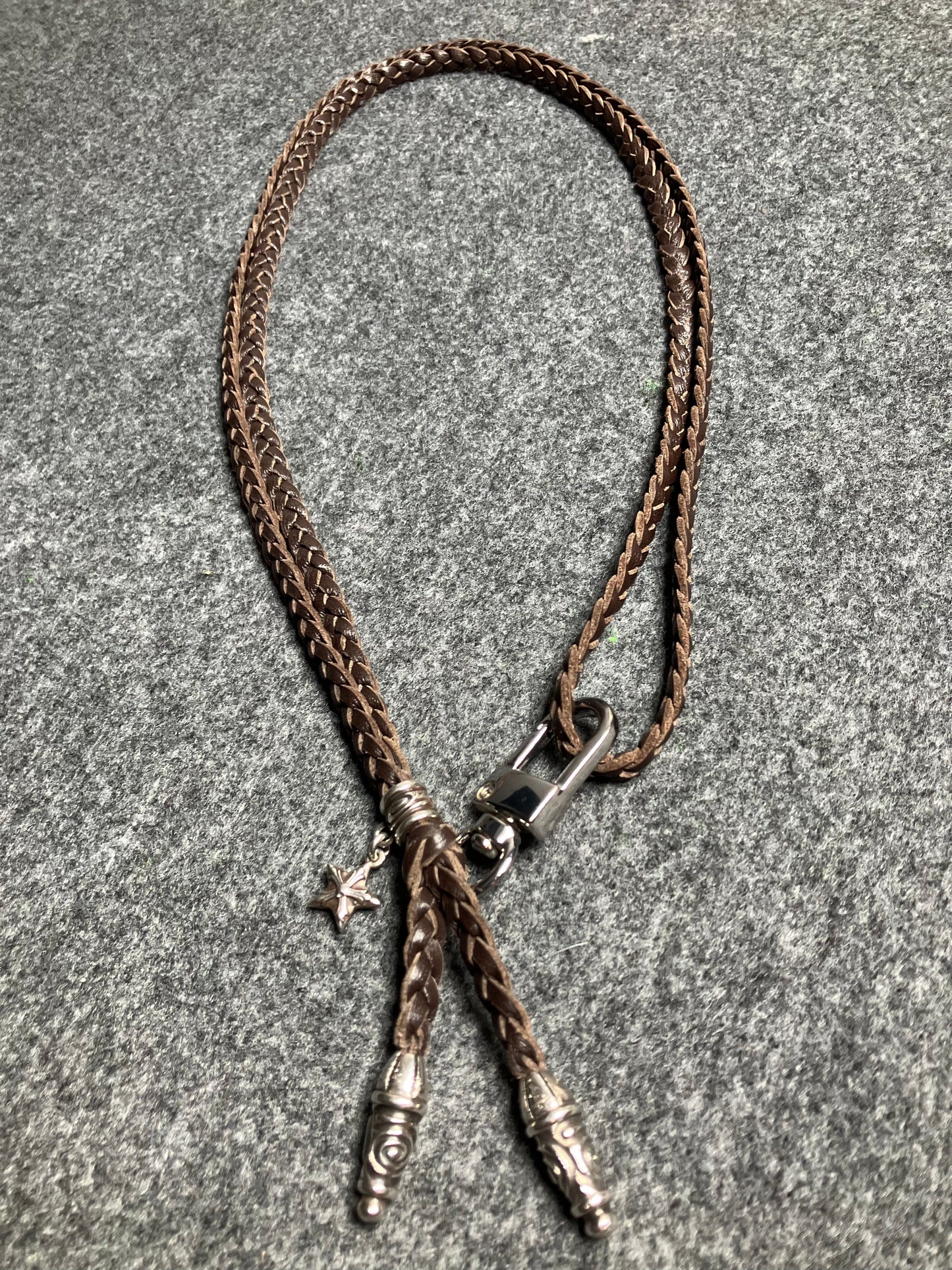 Capa/Suporte para iPhone de Couro Genuíno Flor Integral/microfibra. 2 Terminais Espirais, 1 Pino em Espiral com Argola e 1 Pingente de Estrela, todos de Prata 925 & Crossbody/Colar/Pulseira com 3 fios duplos trançados à mão, Marrom ou Preto.- KC33i