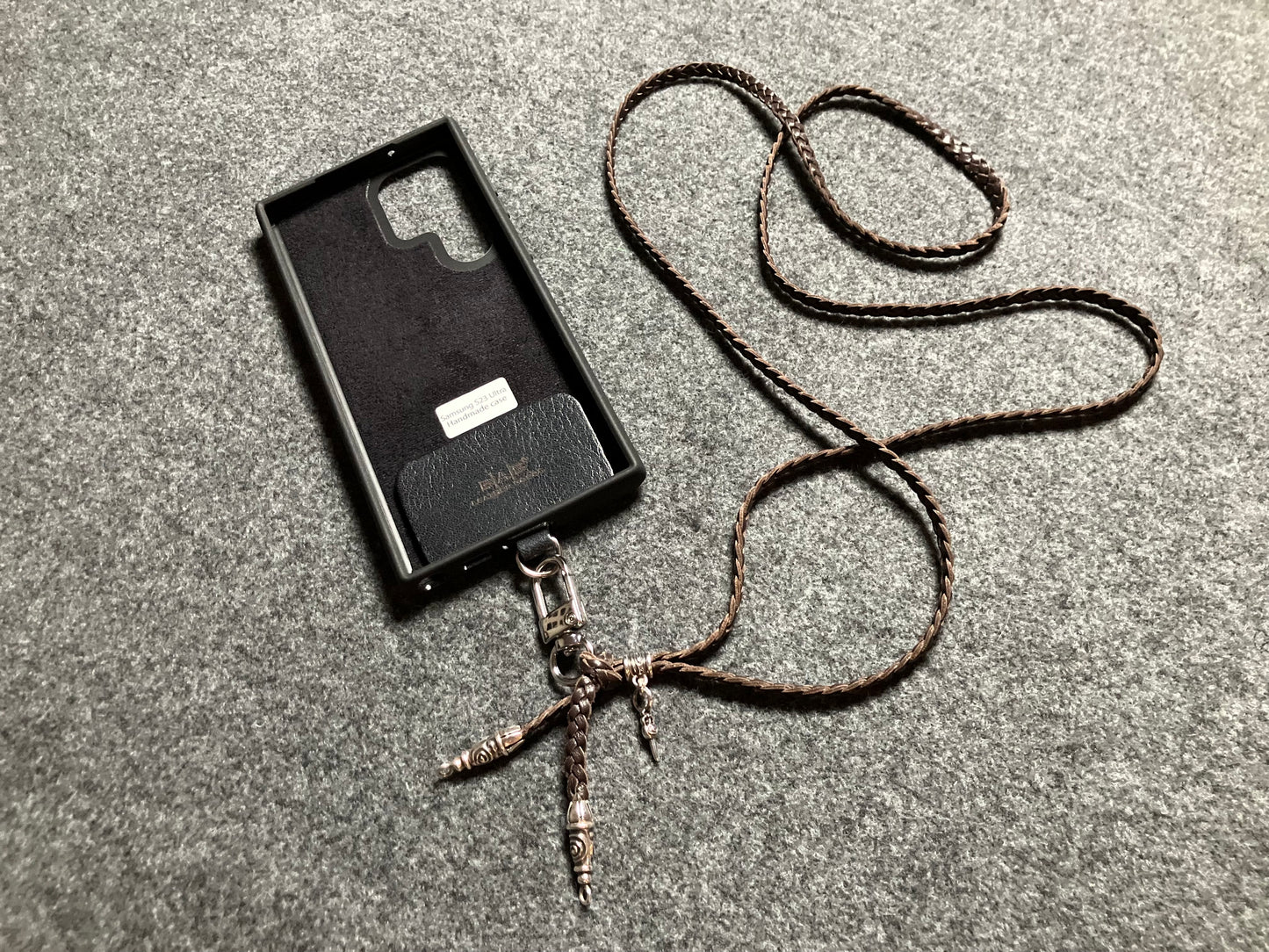 Coque/Support en Cuir Véritable Pleine Fleur tanné végétal Samsung/microfibre. 2 Bornes en Spirale, 1 Épingle en Spirale avec anneau et 1 Pendentif Poignard, Argent 925 & Bandoulière/Collier/Bracelet 3 brins tressés à la main, Marron ou Noir.- KC32S