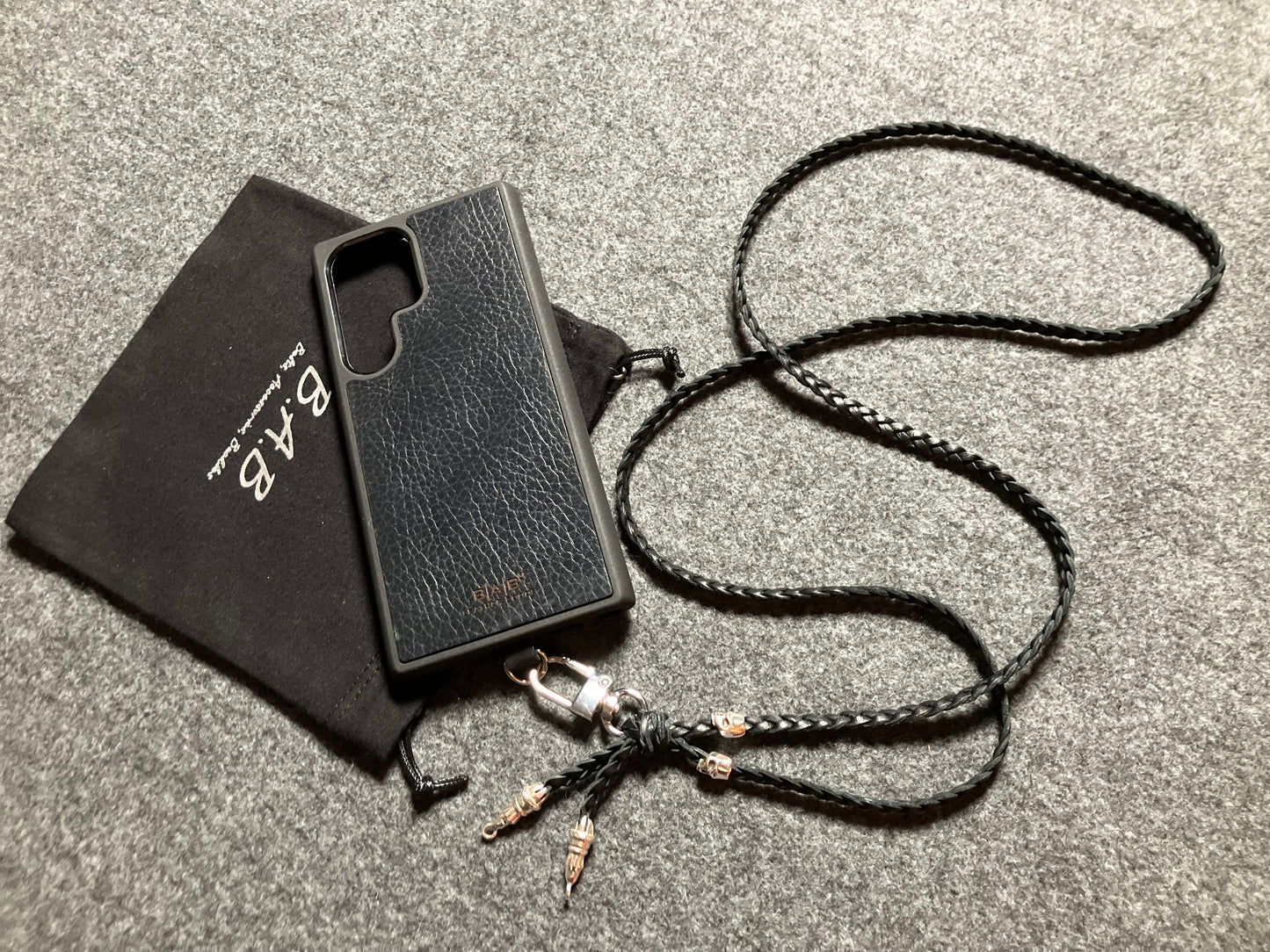 Capa/Suporte de Couro Genuíno Flor Integral para Samsung/microfibra. 2 Terminais de Corda e 2 Caveiras, todos de Prata Esterlina 925 & Crossbody/Colar/Pulseira Couro com 3 fios duplos trançados à mão, Marrom ou Preto.- KC30S