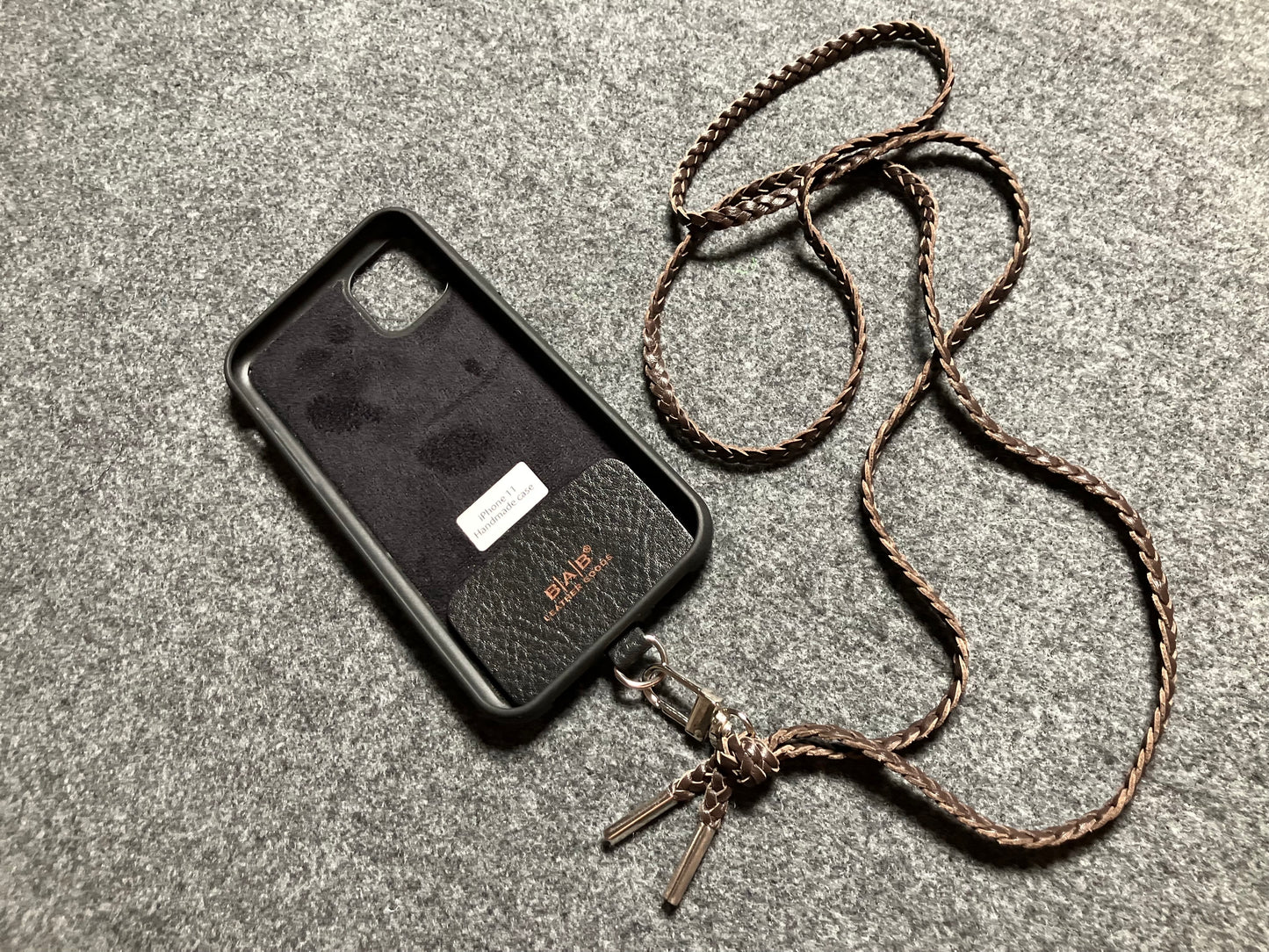 Θήκη από Γνήσιο Δέρμα Oλικής άλεσης για iPhone/μικροϊνα & Χιαστί/Κολιέ/Βραχιόλι Γνήσιο Δέρμα με 3 διπλών κλώνων πλεκτά στο χέρι, μισό Φεγγάρι και ένα περιστρεφόμενο Καραμπίνερ και 2 Τερματικά, όλα ασημένια.- KC38i