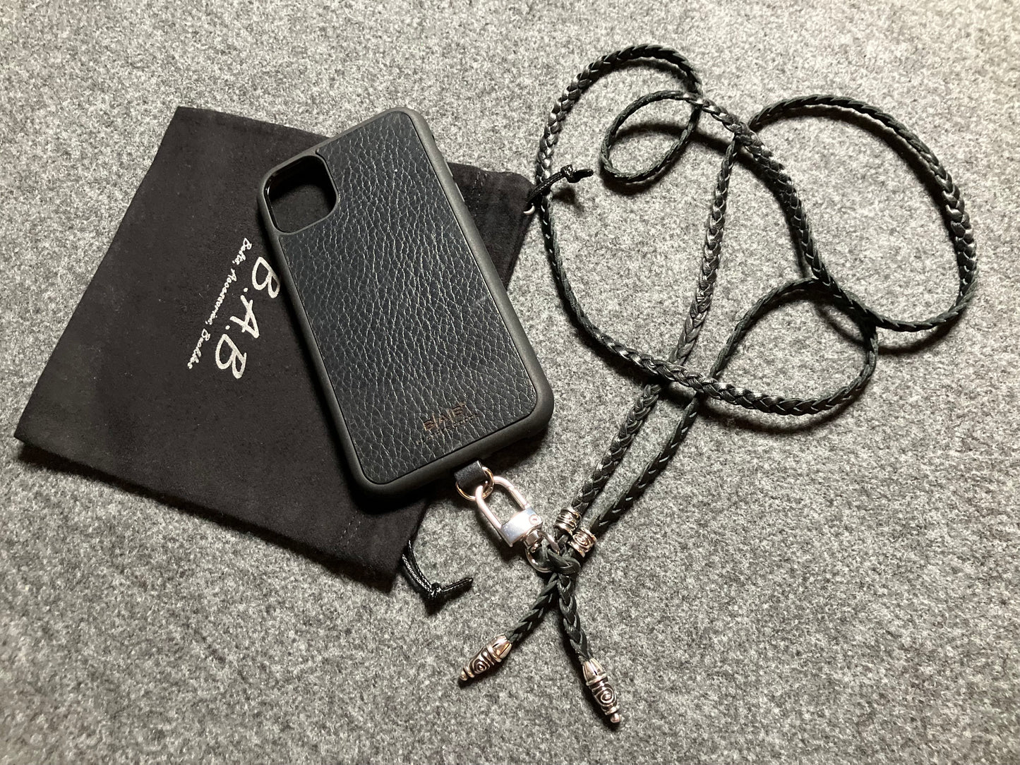 Capa/Suporte para iPhone de Couro Genuíno Flor Integral cortados e gravados a laser/microfibra. 2 Terminais Espirais e 2 Pinos Espirais, todos feitos de Prata 925 & Crossbody/Colar/Pulseira com três fios duplos trançados à mão, Marrom ou Preto.- KC43i
