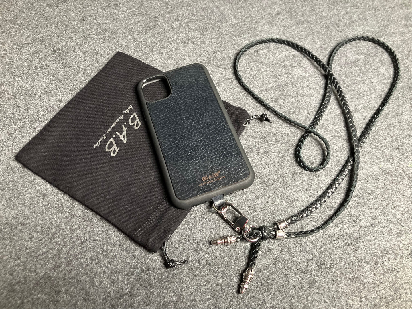 Capa/Suporte para iPhone de Couro Genuíno Flor Integral/microfibra. 2 Terminais de Corda e 2 Pinos de Corda, todos feitos de Prata Esterlina 925 & Crossbody/Colar/Pulseira de Couro com três fios duplos trançados à mão, Marrom ou Preto.- KC42i