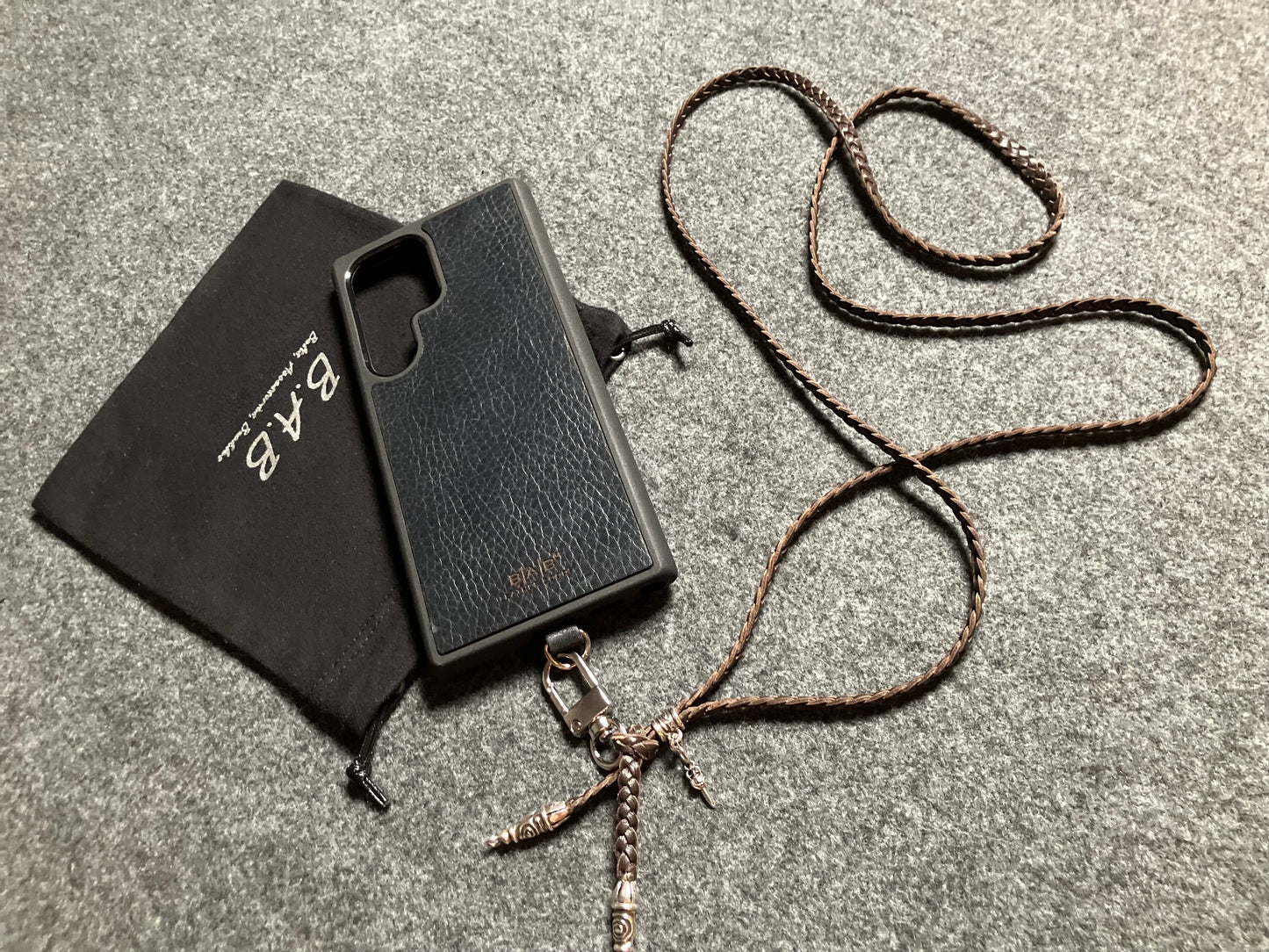 Coque/Support en Cuir Véritable Pleine Fleur tanné végétal Samsung/microfibre. 2 Bornes en Spirale, 1 Épingle en Spirale avec anneau et 1 Pendentif Poignard, Argent 925 & Bandoulière/Collier/Bracelet 3 brins tressés à la main, Marron ou Noir.- KC32S