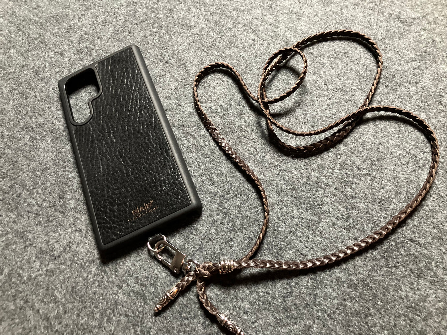 Θήκη/Στήριγμα για Samsung/μικροϊνών από Γνήσιο Δέρμα Oλικής άλεσης. 2 Σπειροειδείς Aκροδέκτες, και 2 Σπειροειδείς Καρφίτσες, όλα Ασήμι 925 & Χιαστί/Κολιέ/Βραχιόλι Γνήσιο Δέρμα, με 3 διπλές πλέξεις στο χέρι, Καφέ ή Μαύρο.- KC43S