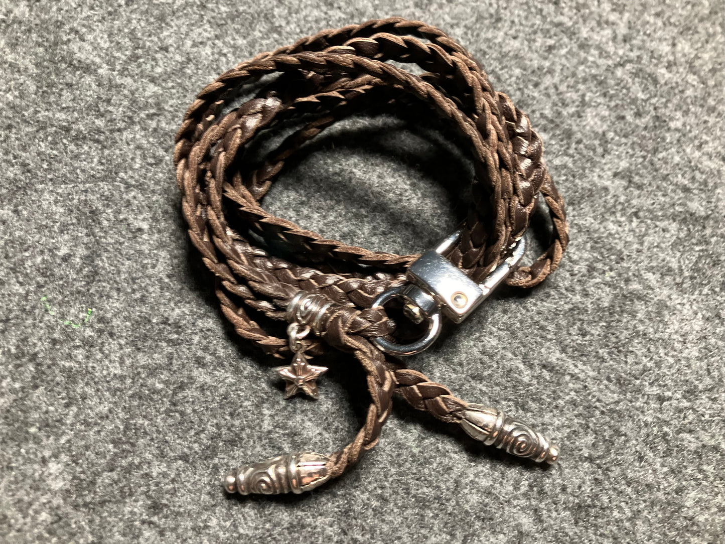 Capa/Suporte para iPhone de Couro Genuíno Flor Integral/microfibra. 2 Terminais Espirais, 1 Pino em Espiral com Argola e 1 Pingente de Estrela, todos de Prata 925 & Crossbody/Colar/Pulseira com 3 fios duplos trançados à mão, Marrom ou Preto.- KC33i