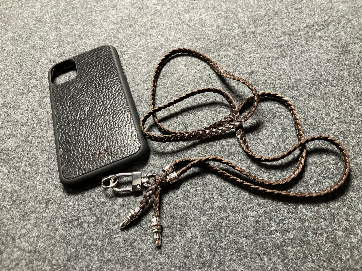 Capa/Suporte para iPhone de Couro Genuíno Flor Integral/microfibra. 2 Terminais de Corda e 2 Pinos de Corda, todos feitos de Prata Esterlina 925 & Crossbody/Colar/Pulseira de Couro com três fios duplos trançados à mão, Marrom ou Preto.- KC42i