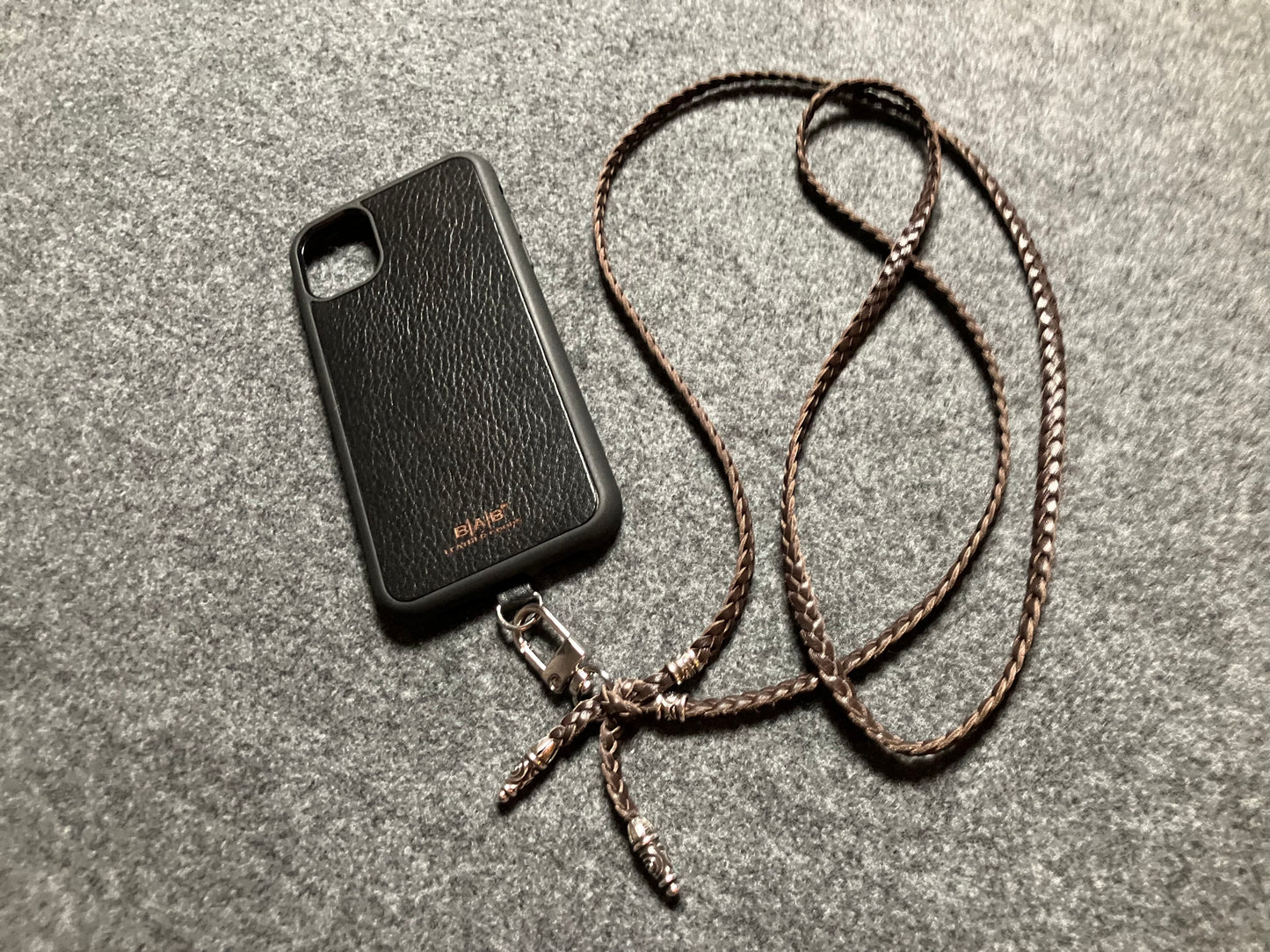 Capa/Suporte para iPhone de Couro Genuíno Flor Integral cortados e gravados a laser/microfibra. 2 Terminais Espirais e 2 Pinos Espirais, todos feitos de Prata 925 & Crossbody/Colar/Pulseira com três fios duplos trançados à mão, Marrom ou Preto.- KC43i