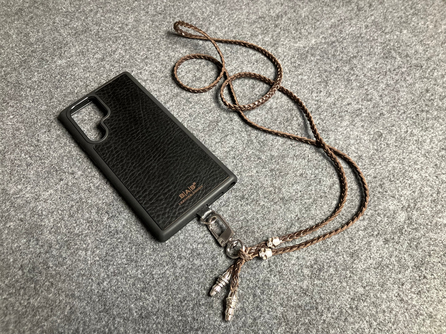 Capa/Suporte de Couro Genuíno Flor Integral para Samsung/microfibra. 2 Terminais de Corda e 2 Caveiras, todos de Prata Esterlina 925 & Crossbody/Colar/Pulseira Couro com 3 fios duplos trançados à mão, Marrom ou Preto.- KC30S
