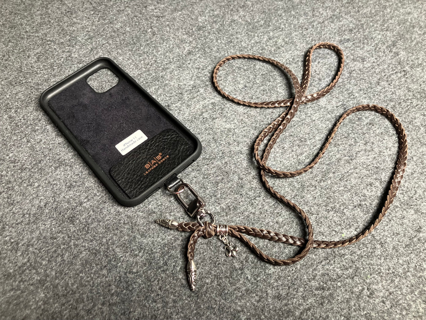 Capa/Suporte para iPhone de Couro Flor Integral/microfibra. 2 Terminais Espirais, 1 Pino em Espiral com Argola e 1 Pingente Fleur de Lys, todos de Prata 925 & Crossbody/Colar/Pulseira de Couro com 3 fios duplos trançados à mão, Marrom ou Preto.- KC45i