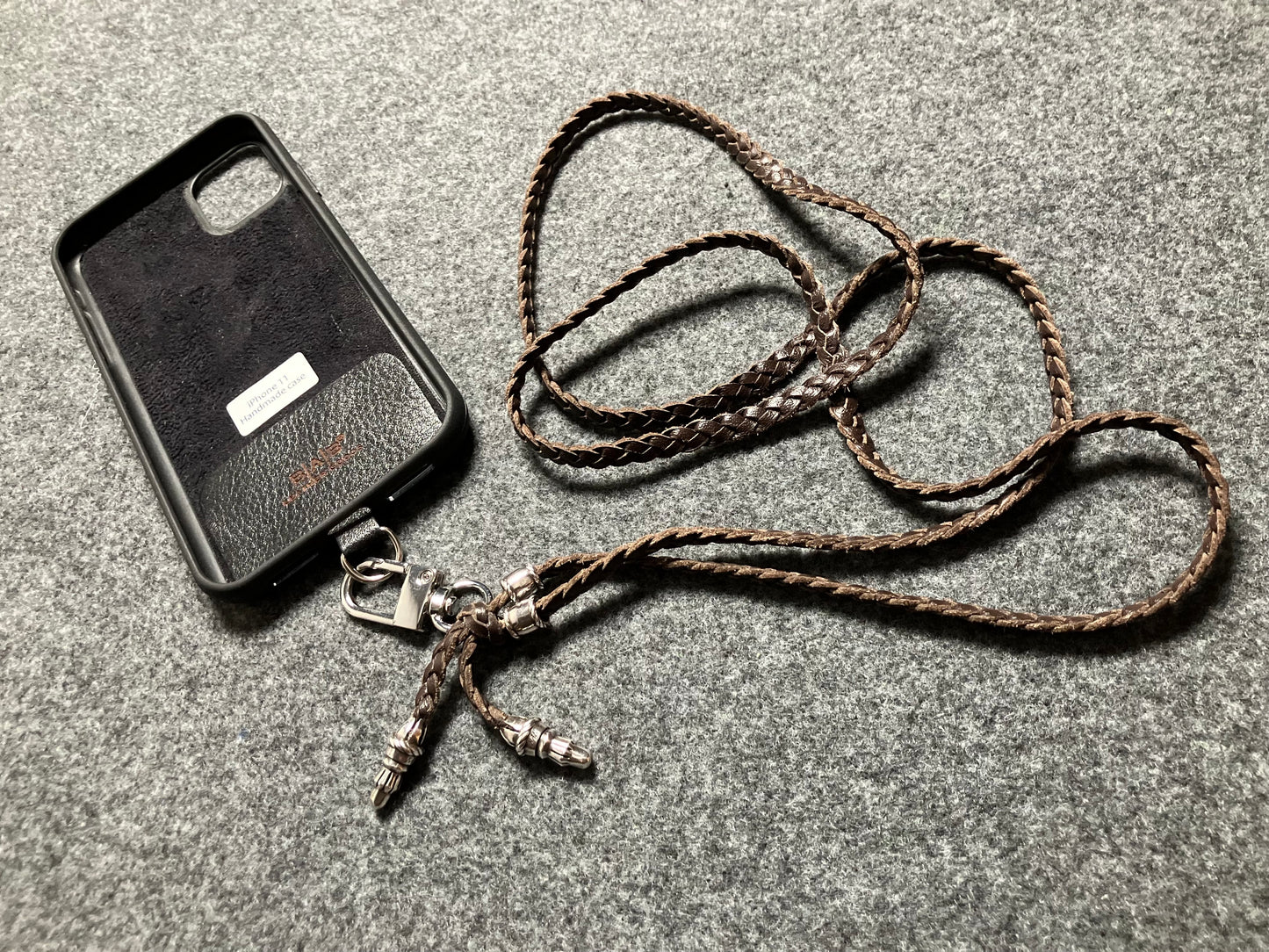 Capa/Suporte para iPhone de Couro Genuíno Flor Integral/microfibra. 2 Terminais de Corda e 2 Pinos de Corda, todos feitos de Prata Esterlina 925 & Crossbody/Colar/Pulseira de Couro com três fios duplos trançados à mão, Marrom ou Preto.- KC42i