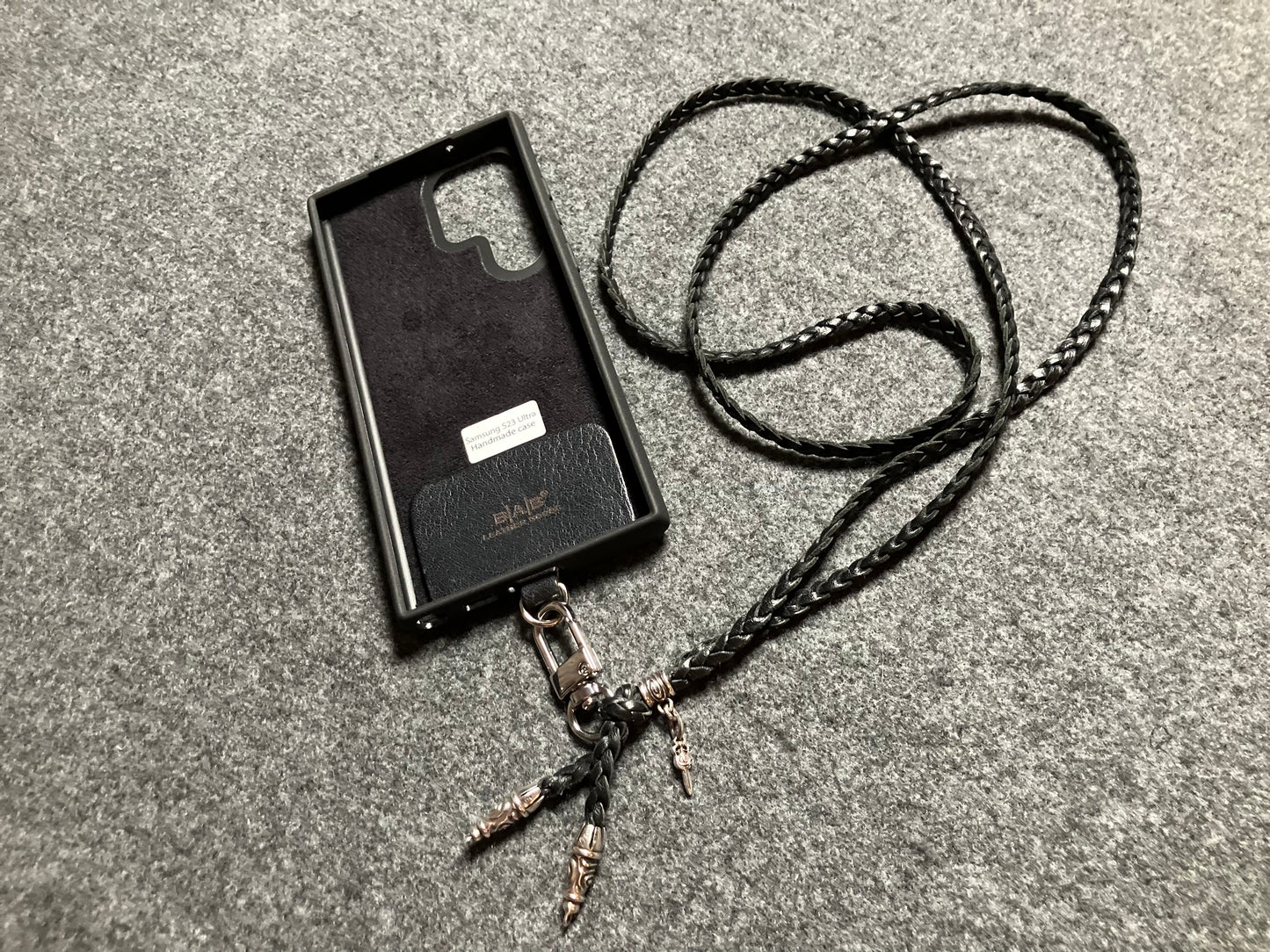 Coque/Support en Cuir Véritable Pleine Fleur tanné végétal Samsung/microfibre. 2 Bornes en Spirale, 1 Épingle en Spirale avec anneau et 1 Pendentif Poignard, Argent 925 & Bandoulière/Collier/Bracelet 3 brins tressés à la main, Marron ou Noir.- KC32S