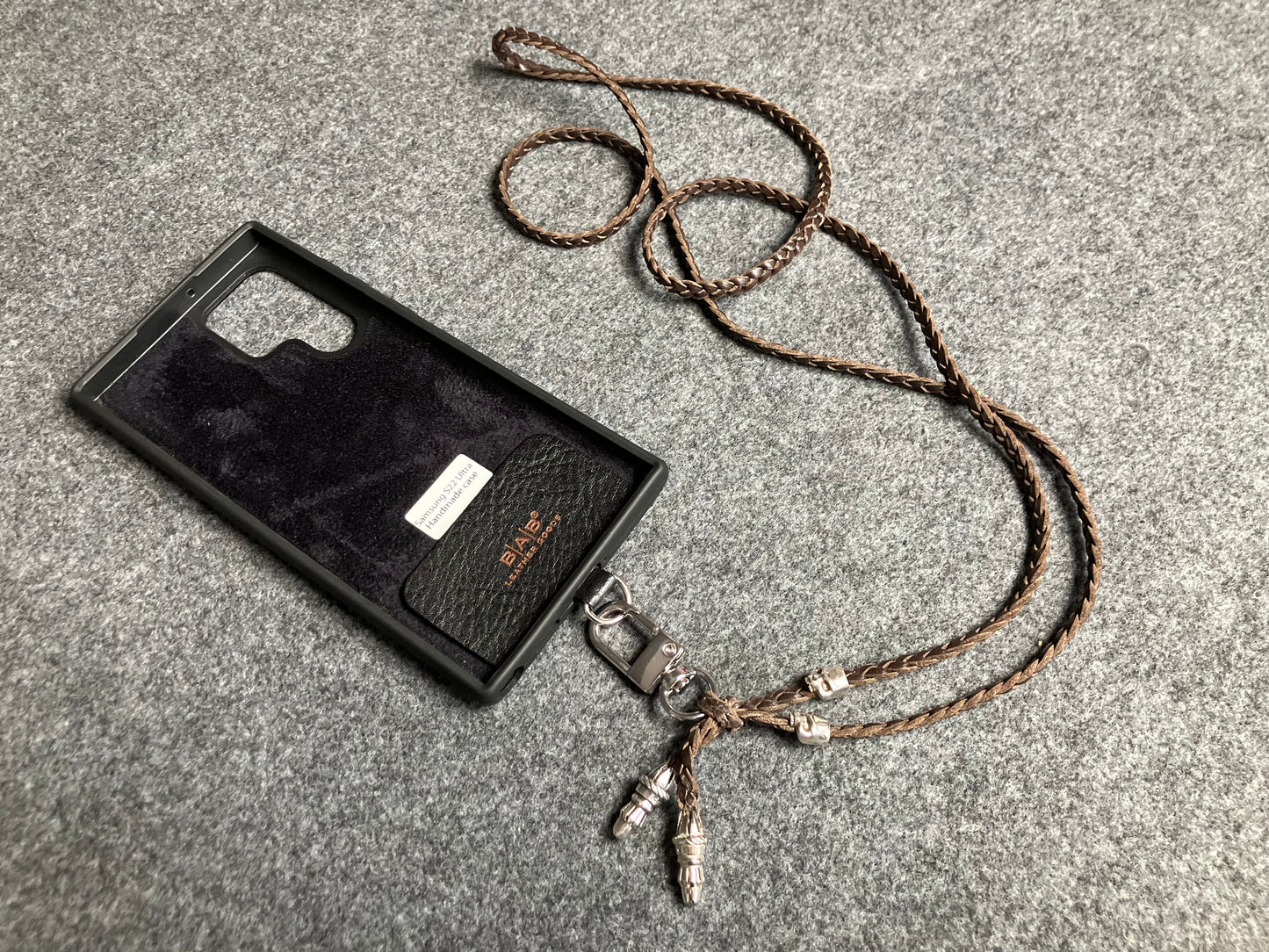 Capa/Suporte de Couro Genuíno Flor Integral para Samsung/microfibra. 2 Terminais de Corda e 2 Caveiras, todos de Prata Esterlina 925 & Crossbody/Colar/Pulseira Couro com 3 fios duplos trançados à mão, Marrom ou Preto.- KC30S