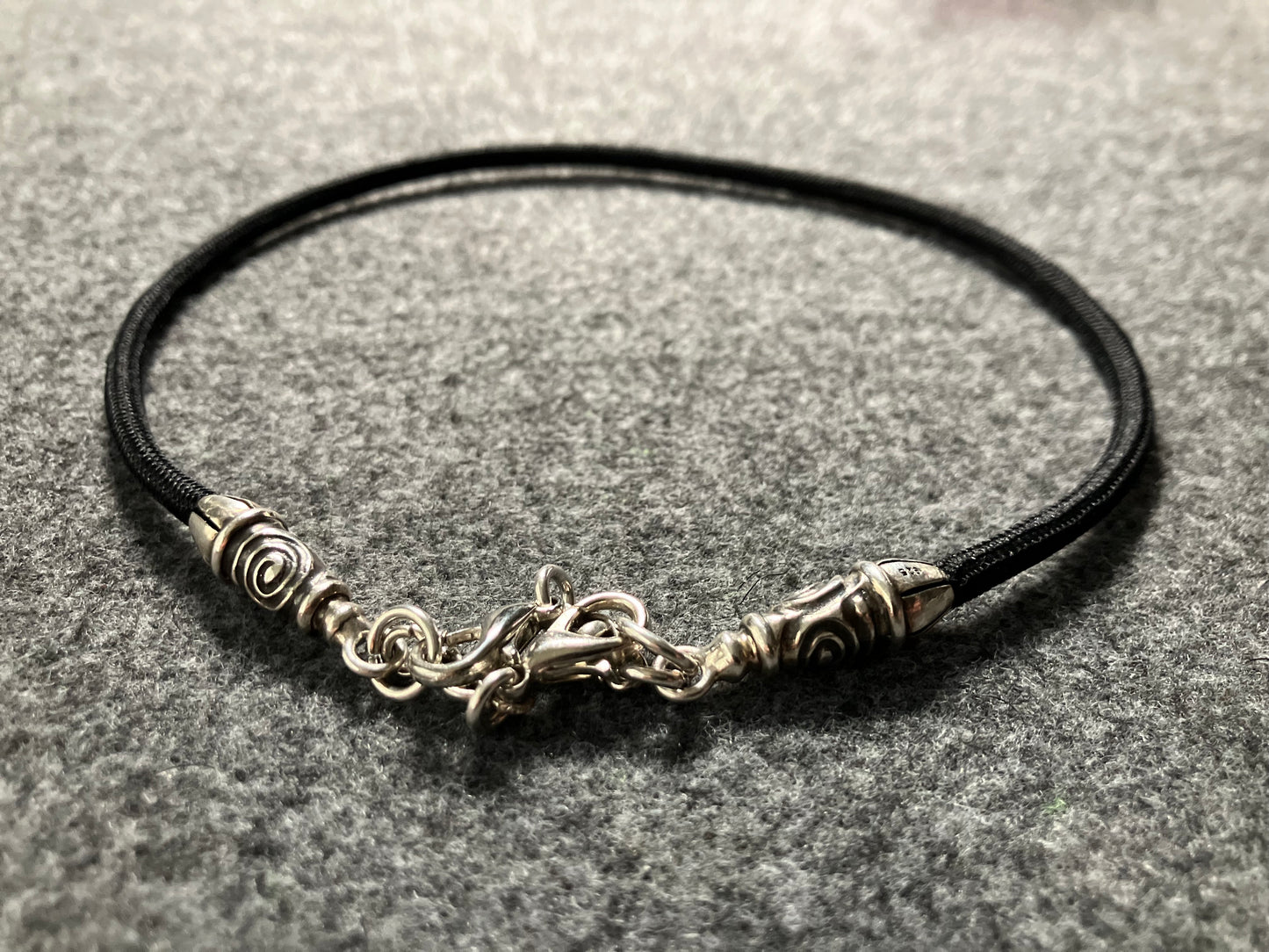 2 Terminales en Espiral, 2 Eslabones y 6 Argollas, todos de Plata Esterlina 925 maciza & Correa/Gargantilla/Pulsera de Cuerda Elástica Negra.- PP99