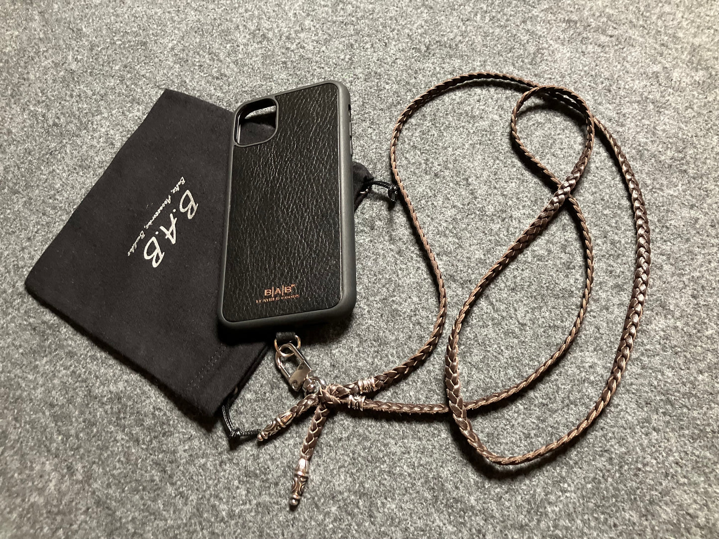 Capa/Suporte para iPhone de Couro Genuíno Flor Integral cortados e gravados a laser/microfibra. 2 Terminais Espirais e 2 Pinos Espirais, todos feitos de Prata 925 & Crossbody/Colar/Pulseira com três fios duplos trançados à mão, Marrom ou Preto.- KC43i