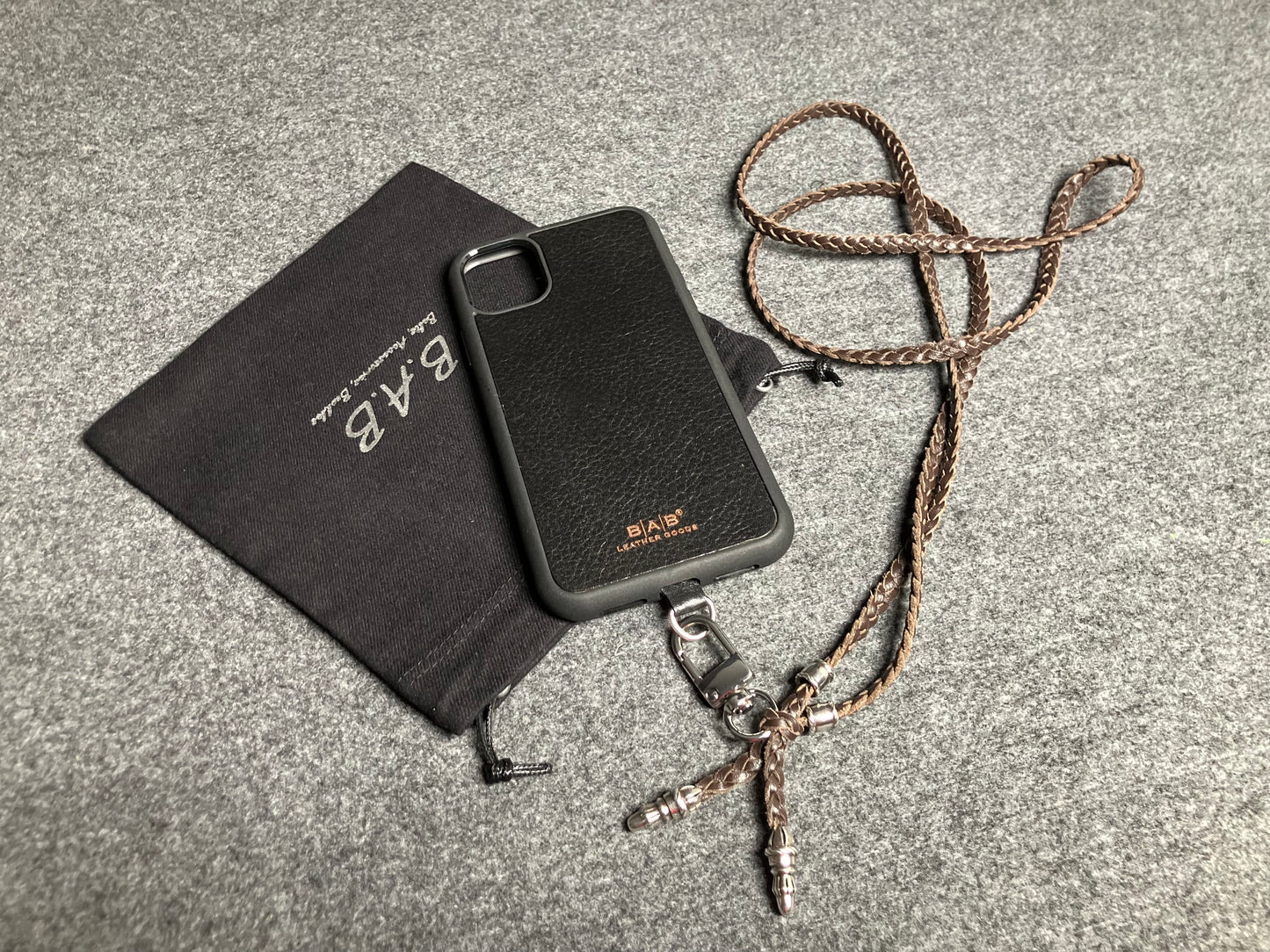 Capa/Suporte para iPhone de Couro Genuíno Flor Integral/microfibra. 2 Terminais de Corda e 2 Pinos de Corda, todos feitos de Prata Esterlina 925 & Crossbody/Colar/Pulseira de Couro com três fios duplos trançados à mão, Marrom ou Preto.- KC42i