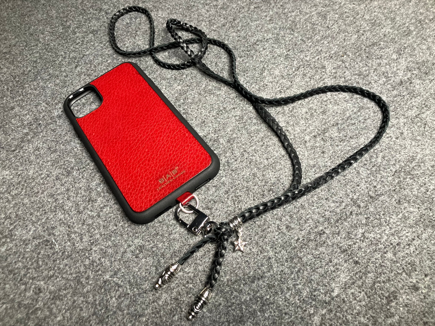 Capa/Suporte para iPhone de Couro Genuíno Flor Integral/microfibra. 2 Terminais Espirais, 1 Pino em Espiral com Argola e 1 Pingente de Estrela, todos de Prata 925 & Crossbody/Colar/Pulseira com 3 fios duplos trançados à mão, Marrom ou Preto.- KC33i