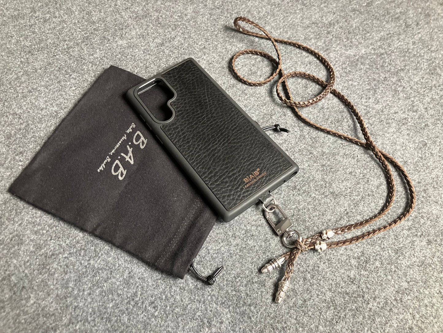 Capa/Suporte de Couro Genuíno Flor Integral para Samsung/microfibra. 2 Terminais de Corda e 2 Caveiras, todos de Prata Esterlina 925 & Crossbody/Colar/Pulseira Couro com 3 fios duplos trançados à mão, Marrom ou Preto.- KC30S