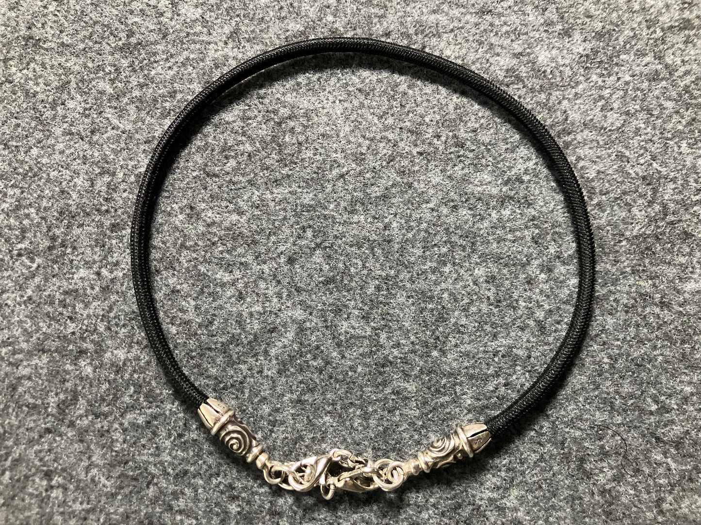 2 Terminales en Espiral, 2 Eslabones y 6 Argollas, todos de Plata Esterlina 925 maciza & Correa/Gargantilla/Pulsera de Cuerda Elástica Negra.- PP99