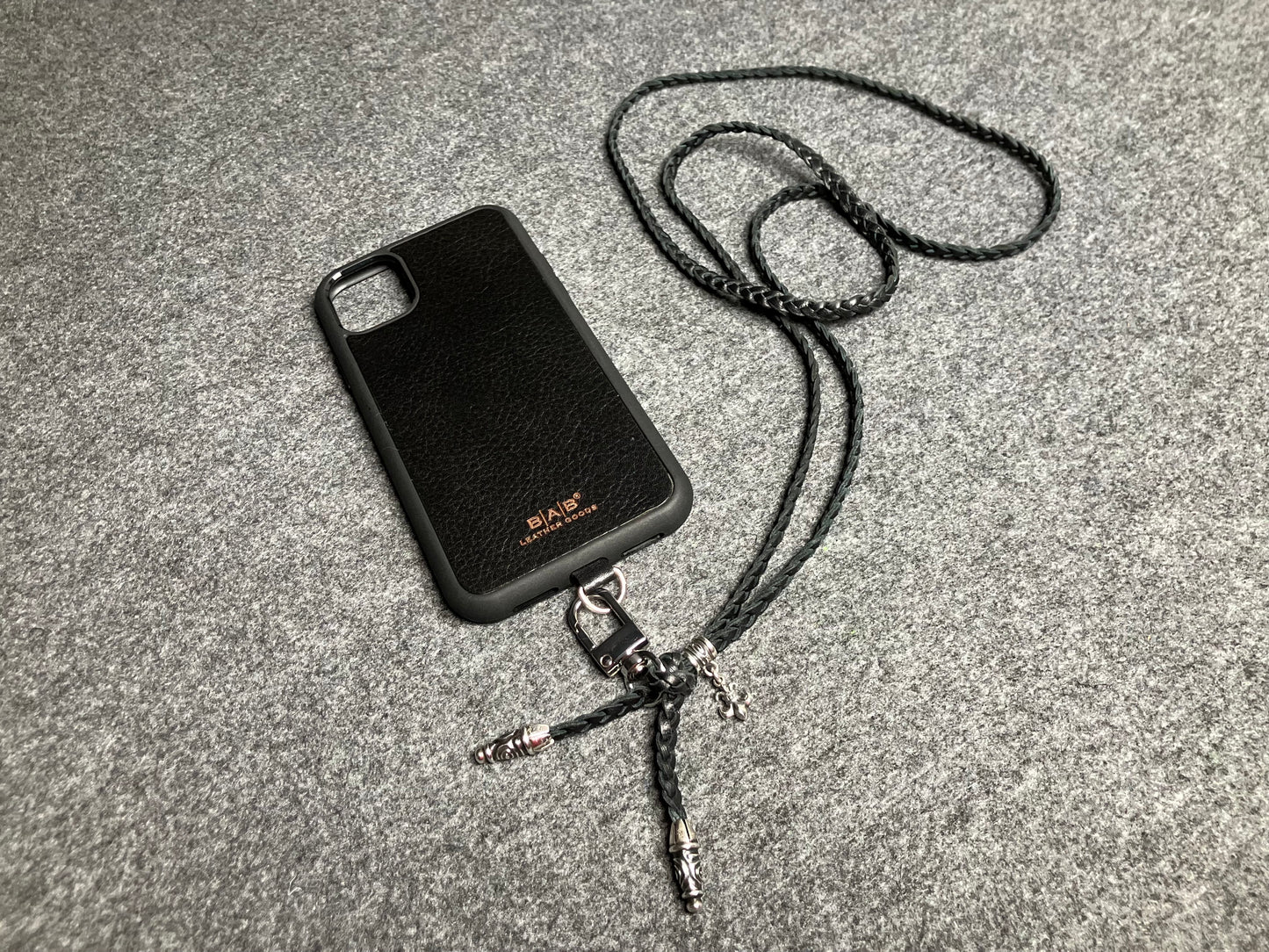 Capa/Suporte para iPhone de Couro Flor Integral/microfibra. 2 Terminais Espirais, 1 Pino em Espiral com Argola e 1 Pingente Fleur de Lys, todos de Prata 925 & Crossbody/Colar/Pulseira de Couro com 3 fios duplos trançados à mão, Marrom ou Preto.- KC45i