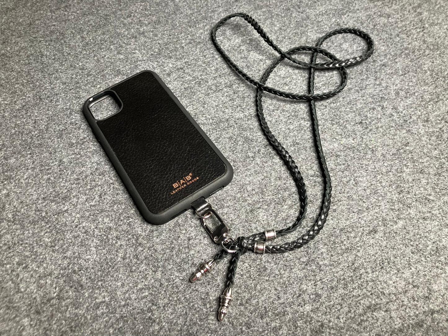 Capa/Suporte para iPhone de Couro Genuíno Flor Integral/microfibra. 2 Terminais de Corda e 2 Pinos de Corda, todos feitos de Prata Esterlina 925 & Crossbody/Colar/Pulseira de Couro com três fios duplos trançados à mão, Marrom ou Preto.- KC42i