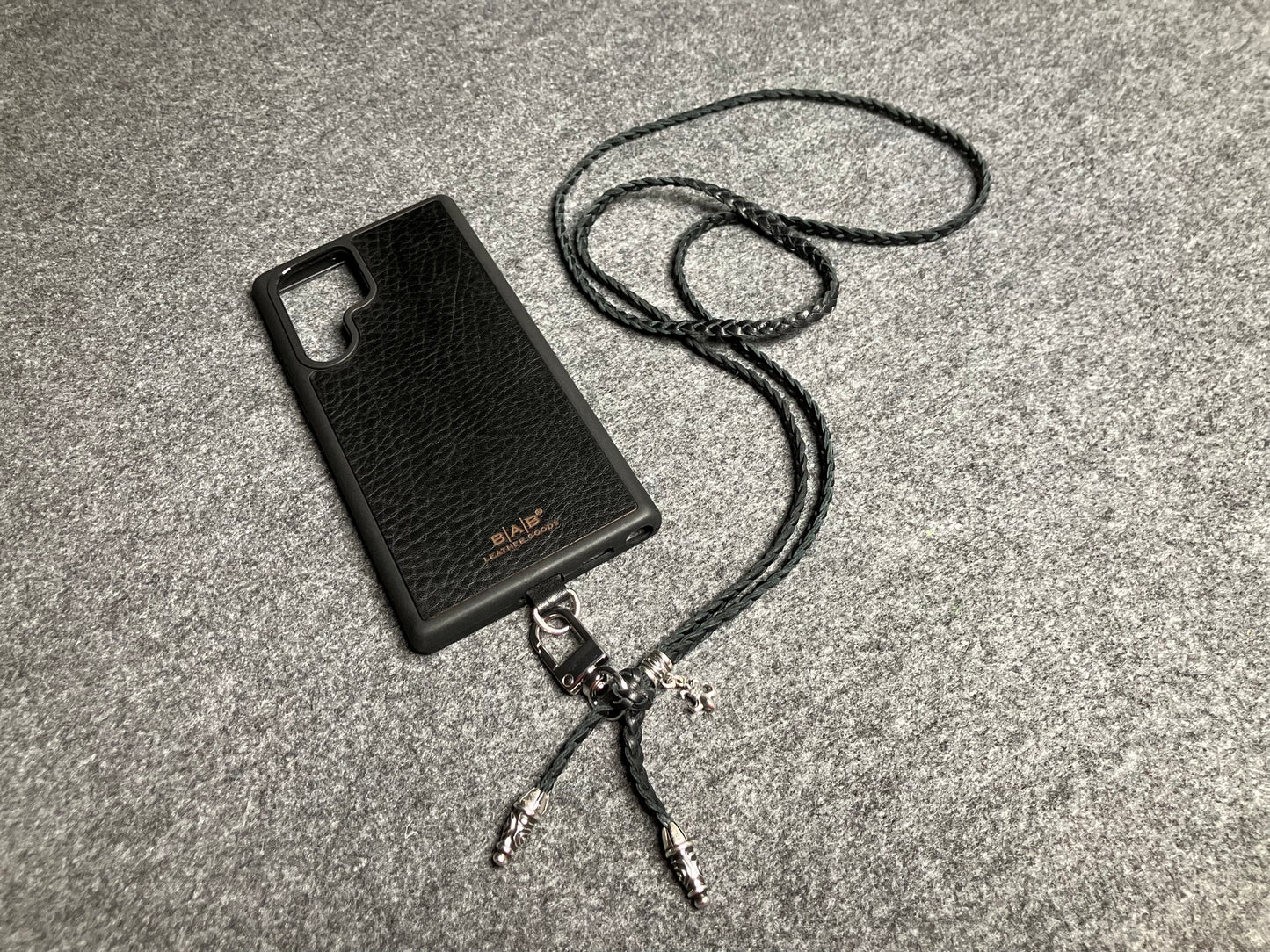 Capa/Suporte para Samsung de Couro Flor Integral/microfibra. 2 Terminais Espirais, 1 Pino em Espiral com Argola e 1 Pingente Fleur de Lys, todos de Prata 925 & Crossbody/Colar/Pulseira de Couro com 3 fios duplos trançados à mão, Marrom ou Preto.- KC45S