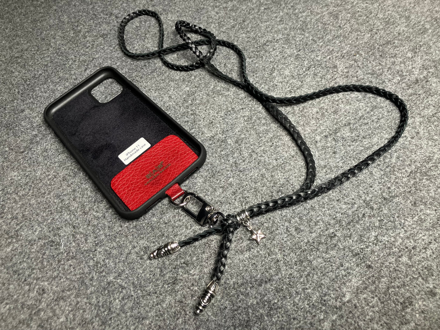 Capa/Suporte para iPhone de Couro Genuíno Flor Integral/microfibra. 2 Terminais Espirais, 1 Pino em Espiral com Argola e 1 Pingente de Estrela, todos de Prata 925 & Crossbody/Colar/Pulseira com 3 fios duplos trançados à mão, Marrom ou Preto.- KC33i