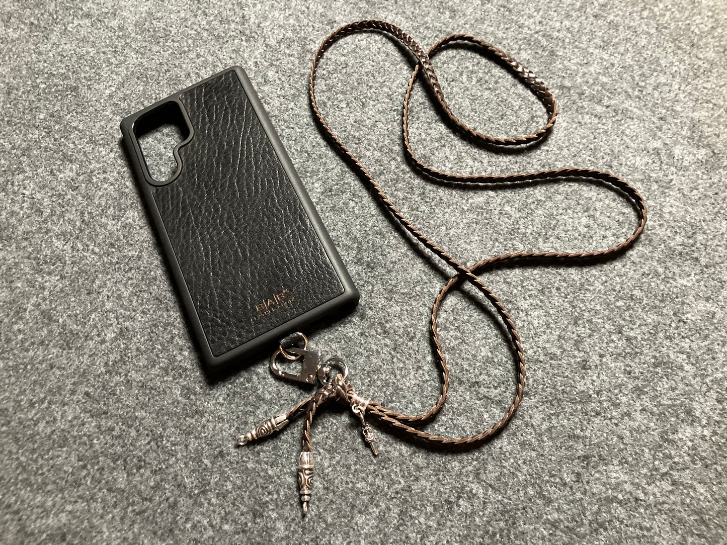 Coque/Support en Cuir Véritable Pleine Fleur tanné végétal Samsung/microfibre. 2 Bornes en Spirale, 1 Épingle en Spirale avec anneau et 1 Pendentif Poignard, Argent 925 & Bandoulière/Collier/Bracelet 3 brins tressés à la main, Marron ou Noir.- KC32S