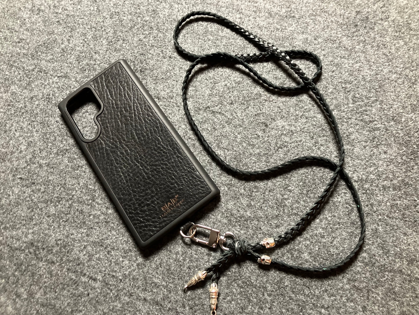 Capa/Suporte de Couro Genuíno Flor Integral para Samsung/microfibra. 2 Terminais de Corda e 2 Caveiras, todos de Prata Esterlina 925 & Crossbody/Colar/Pulseira Couro com 3 fios duplos trançados à mão, Marrom ou Preto.- KC30S