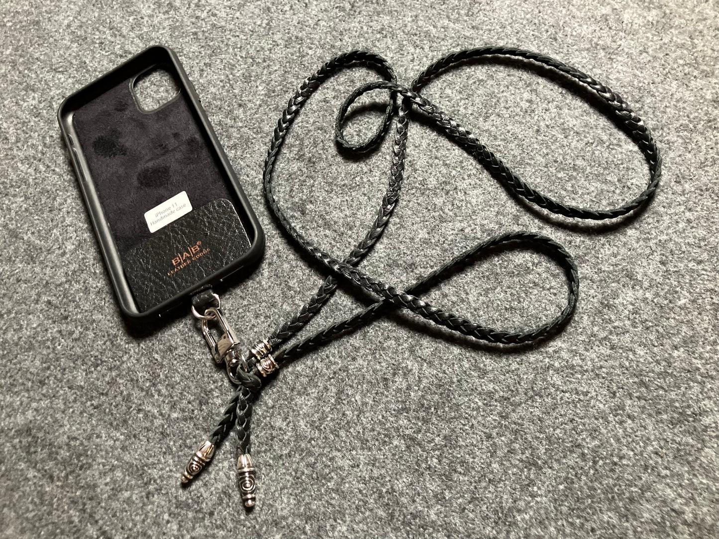 Capa/Suporte para iPhone de Couro Genuíno Flor Integral cortados e gravados a laser/microfibra. 2 Terminais Espirais e 2 Pinos Espirais, todos feitos de Prata 925 & Crossbody/Colar/Pulseira com três fios duplos trançados à mão, Marrom ou Preto.- KC43i