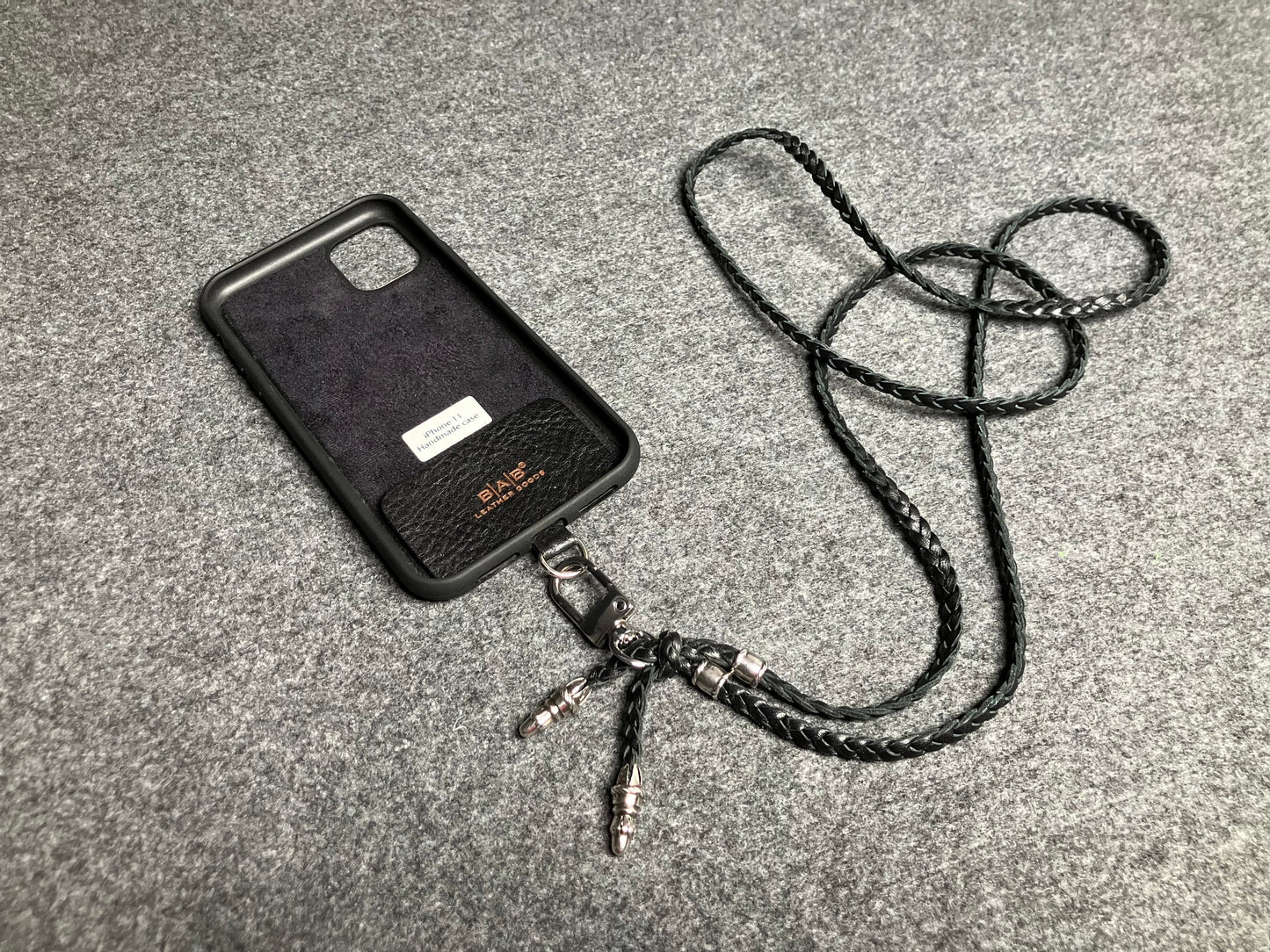 Capa/Suporte para iPhone de Couro Genuíno Flor Integral/microfibra. 2 Terminais de Corda e 2 Pinos de Corda, todos feitos de Prata Esterlina 925 & Crossbody/Colar/Pulseira de Couro com três fios duplos trançados à mão, Marrom ou Preto.- KC42i