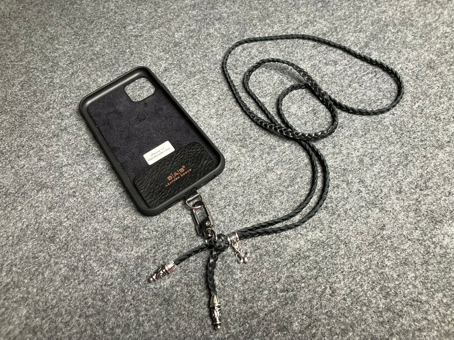 Capa/Suporte para iPhone de Couro Flor Integral/microfibra. 2 Terminais Espirais, 1 Pino em Espiral com Argola e 1 Pingente Fleur de Lys, todos de Prata 925 & Crossbody/Colar/Pulseira de Couro com 3 fios duplos trançados à mão, Marrom ou Preto.- KC45i