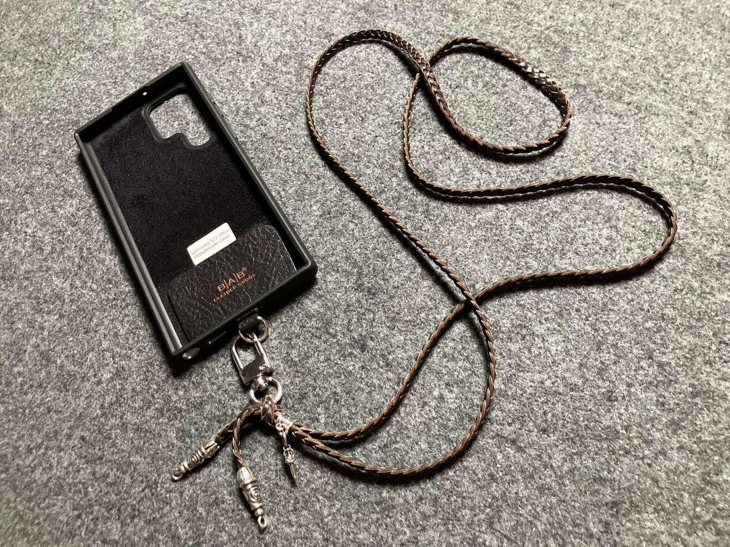 Coque/Support en Cuir Véritable Pleine Fleur tanné végétal Samsung/microfibre. 2 Bornes en Spirale, 1 Épingle en Spirale avec anneau et 1 Pendentif Poignard, Argent 925 & Bandoulière/Collier/Bracelet 3 brins tressés à la main, Marron ou Noir.- KC32S