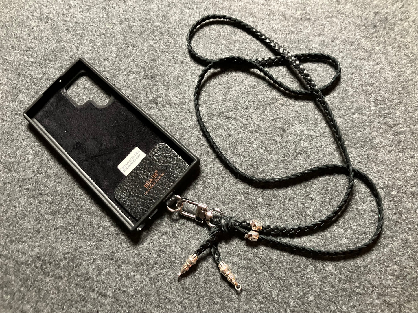 Capa/Suporte de Couro Genuíno Flor Integral para Samsung/microfibra. 2 Terminais de Corda e 2 Caveiras, todos de Prata Esterlina 925 & Crossbody/Colar/Pulseira Couro com 3 fios duplos trançados à mão, Marrom ou Preto.- KC30S