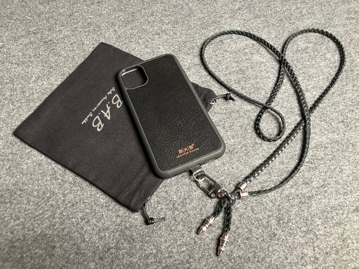 Capa/Suporte para iPhone de Couro Genuíno Flor Integral/microfibra. 2 Terminais de Corda e 2 Pinos de Corda, todos feitos de Prata Esterlina 925 & Crossbody/Colar/Pulseira de Couro com três fios duplos trançados à mão, Marrom ou Preto.- KC42i