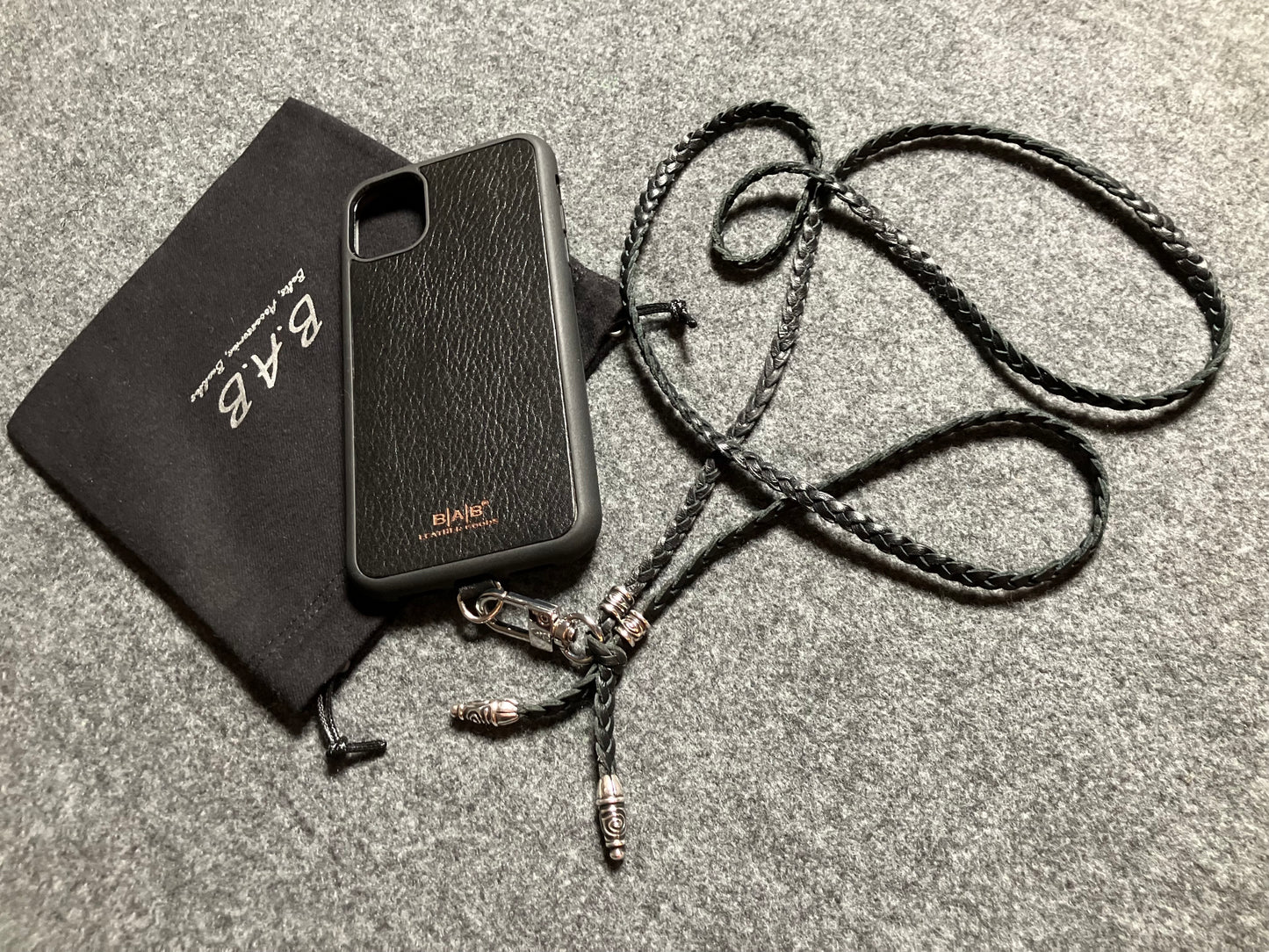 Capa/Suporte para iPhone de Couro Genuíno Flor Integral cortados e gravados a laser/microfibra. 2 Terminais Espirais e 2 Pinos Espirais, todos feitos de Prata 925 & Crossbody/Colar/Pulseira com três fios duplos trançados à mão, Marrom ou Preto.- KC43i