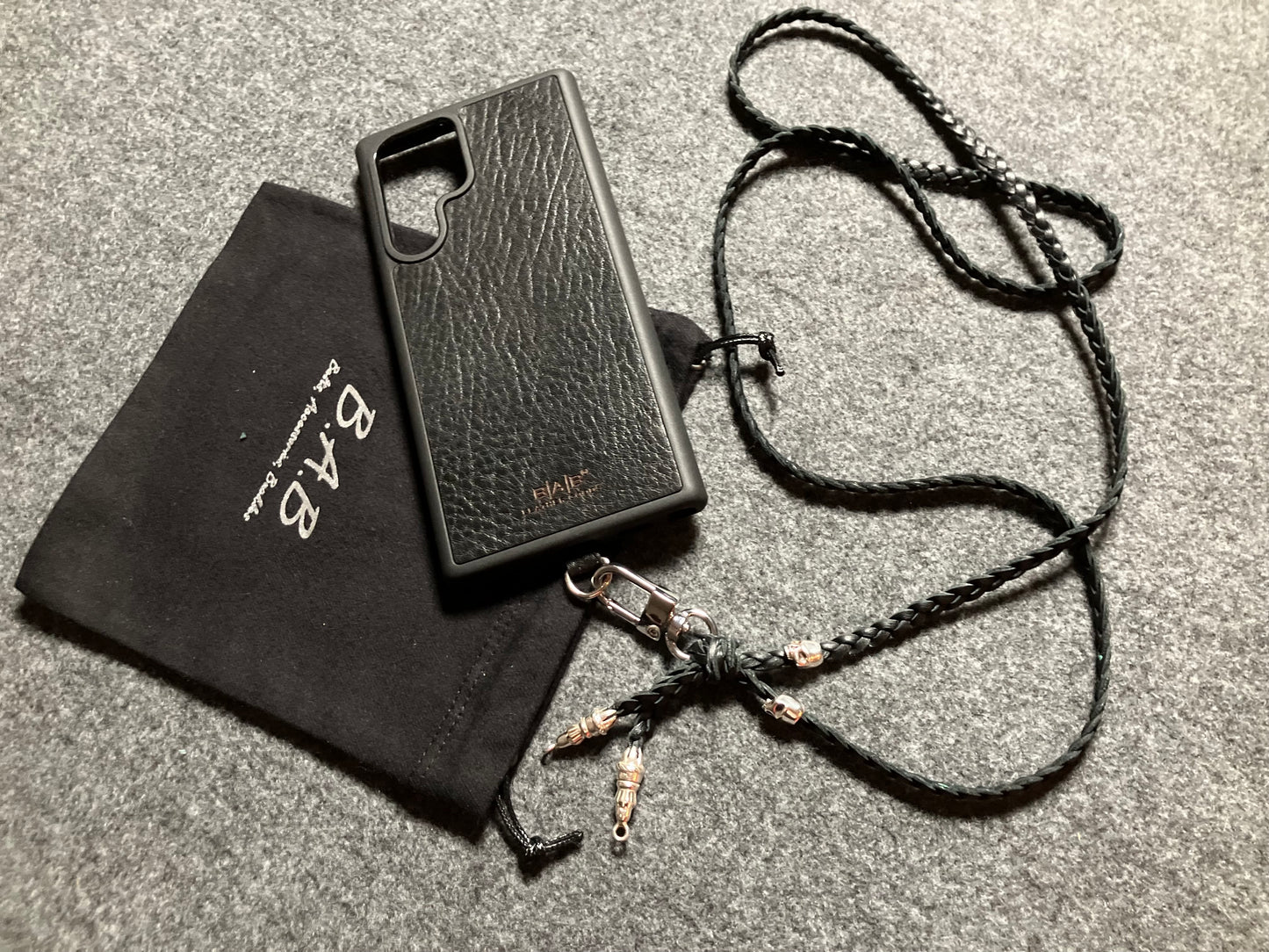 Capa/Suporte de Couro Genuíno Flor Integral para Samsung/microfibra. 2 Terminais de Corda e 2 Caveiras, todos de Prata Esterlina 925 & Crossbody/Colar/Pulseira Couro com 3 fios duplos trançados à mão, Marrom ou Preto.- KC30S