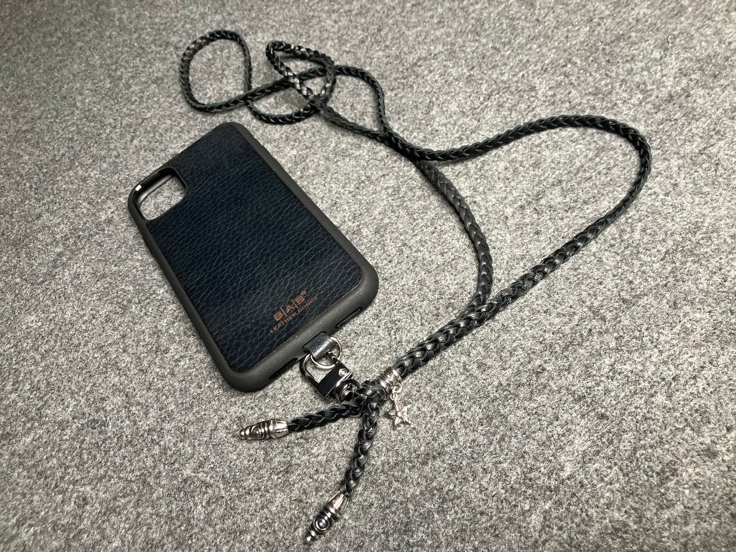 Capa/Suporte para iPhone de Couro Genuíno Flor Integral/microfibra. 2 Terminais Espirais, 1 Pino em Espiral com Argola e 1 Pingente de Estrela, todos de Prata 925 & Crossbody/Colar/Pulseira com 3 fios duplos trançados à mão, Marrom ou Preto.- KC33i