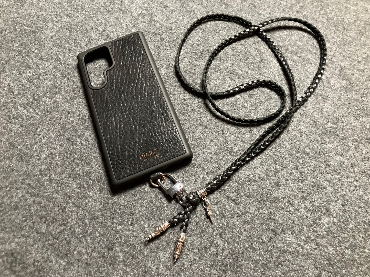 Coque/Support en Cuir Véritable Pleine Fleur tanné végétal Samsung/microfibre. 2 Bornes en Spirale, 1 Épingle en Spirale avec anneau et 1 Pendentif Poignard, Argent 925 & Bandoulière/Collier/Bracelet 3 brins tressés à la main, Marron ou Noir.- KC32S