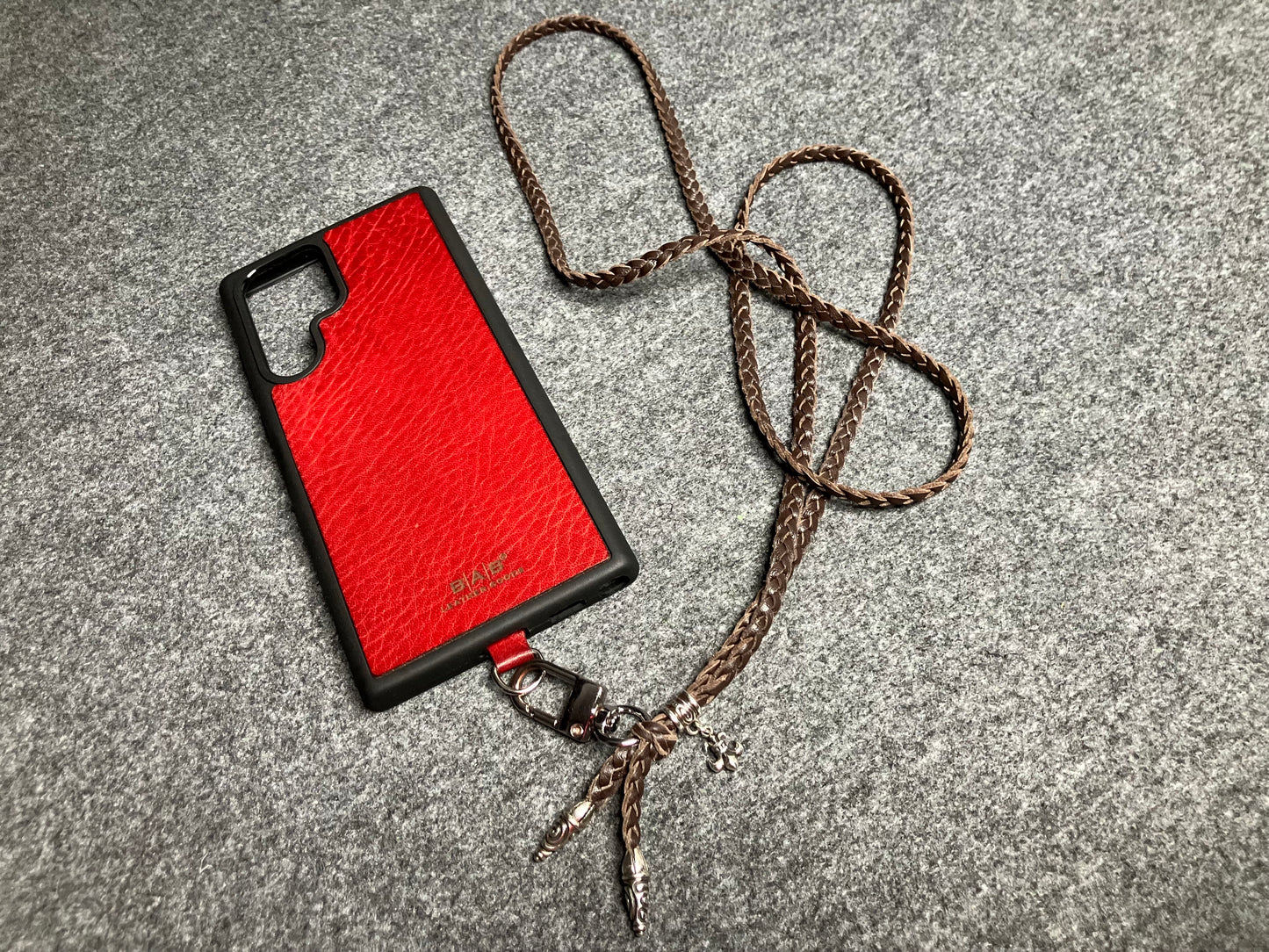 Capa/Suporte para Samsung de Couro Flor Integral/microfibra. 2 Terminais Espirais, 1 Pino em Espiral com Argola e 1 Pingente Fleur de Lys, todos de Prata 925 & Crossbody/Colar/Pulseira de Couro com 3 fios duplos trançados à mão, Marrom ou Preto.- KC45S