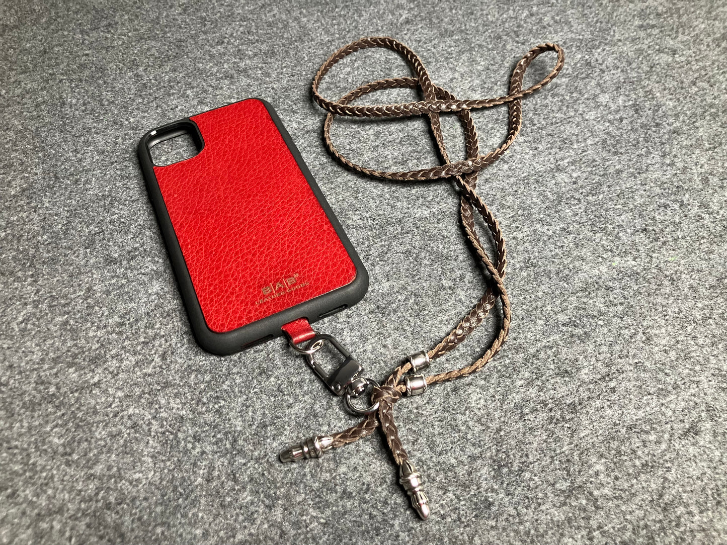 Capa/Suporte para iPhone de Couro Genuíno Flor Integral/microfibra. 2 Terminais de Corda e 2 Pinos de Corda, todos feitos de Prata Esterlina 925 & Crossbody/Colar/Pulseira de Couro com três fios duplos trançados à mão, Marrom ou Preto.- KC42i