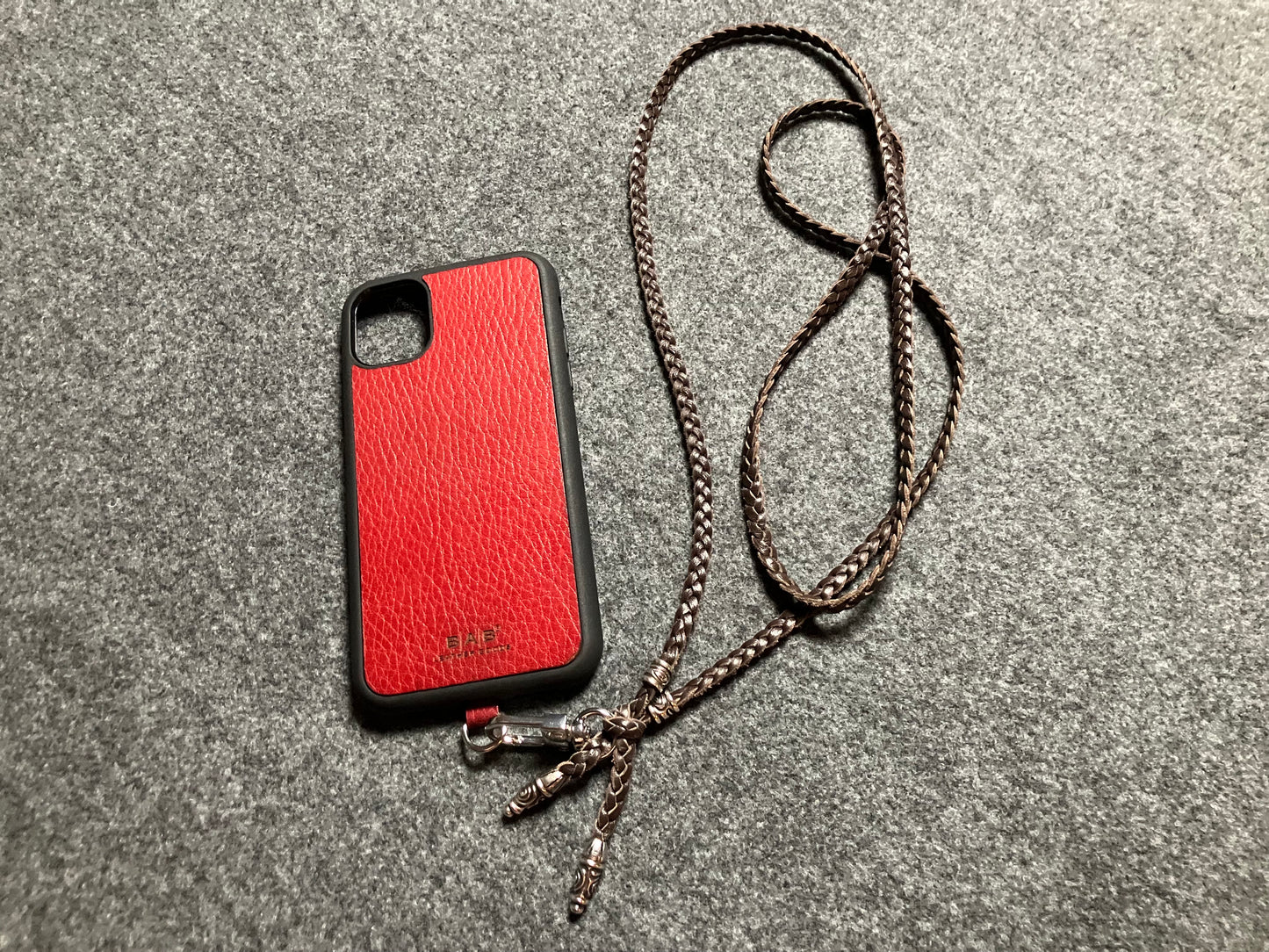 Capa/Suporte para iPhone de Couro Genuíno Flor Integral cortados e gravados a laser/microfibra. 2 Terminais Espirais e 2 Pinos Espirais, todos feitos de Prata 925 & Crossbody/Colar/Pulseira com três fios duplos trançados à mão, Marrom ou Preto.- KC43i