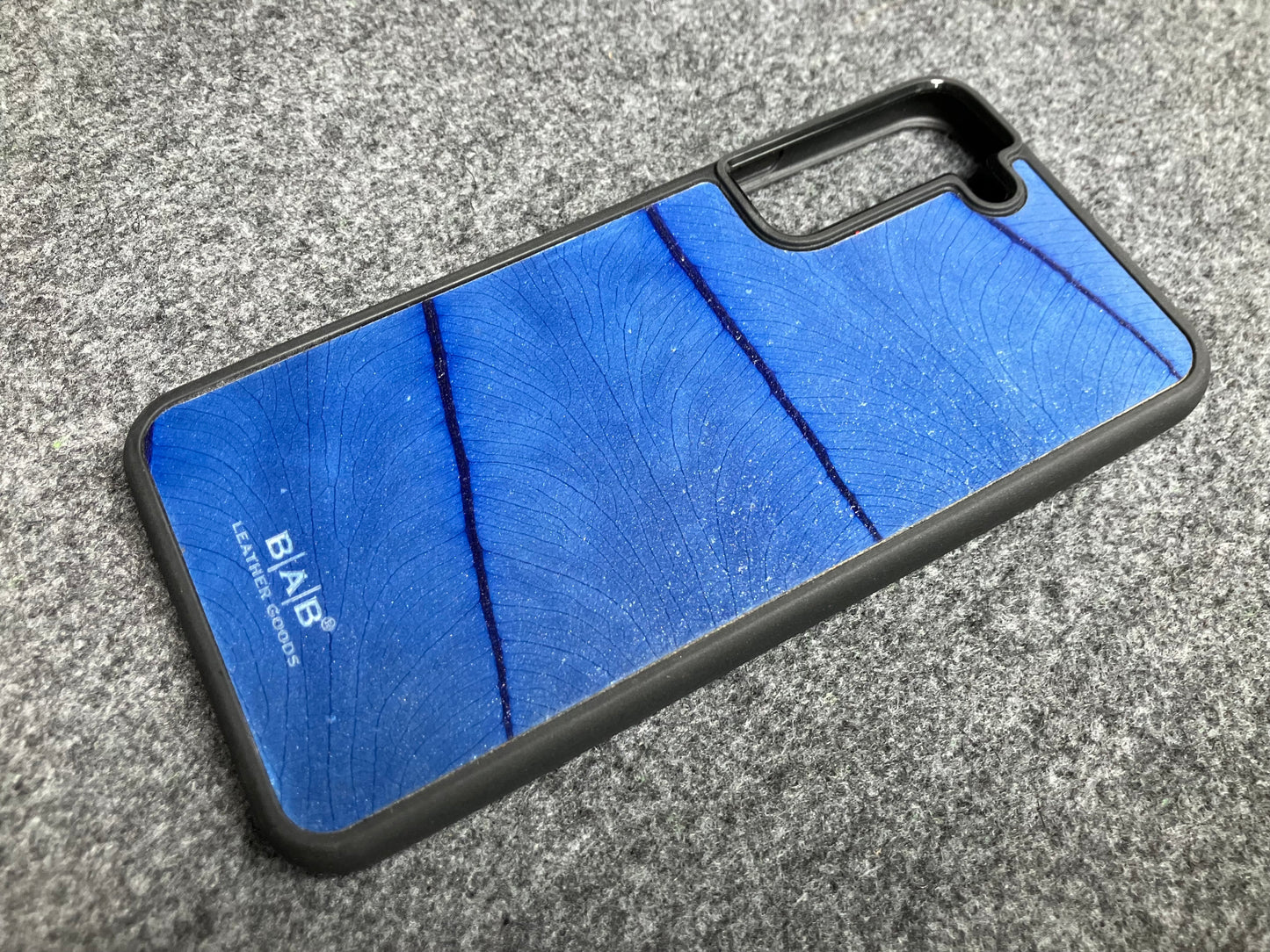 Capa com folha beLEAF® de Alocasia Genuína para iPhone cortada & gravada a laser/microfibra.- 60i